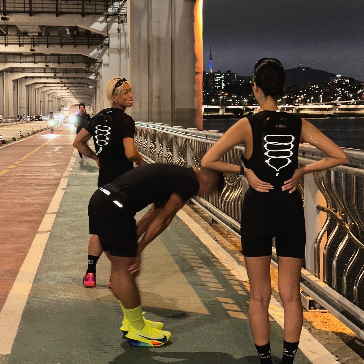 BORN TO WIN Chrome Vest Bag Black, BORN TO WIN Outband BRN Active Shorts Black 착용 스타일
