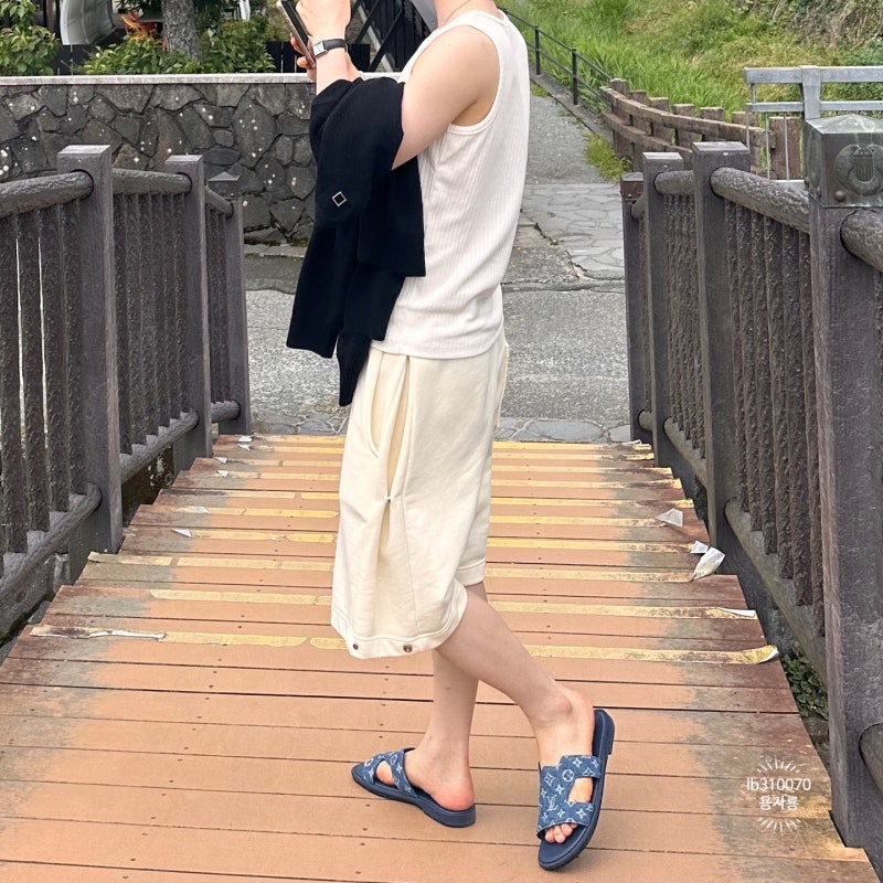 Louis Vuitton LV Oasis Mule Blue, Cartier Tank Must Watch Large Quartz Steel Calfskin Black 착용 스타일