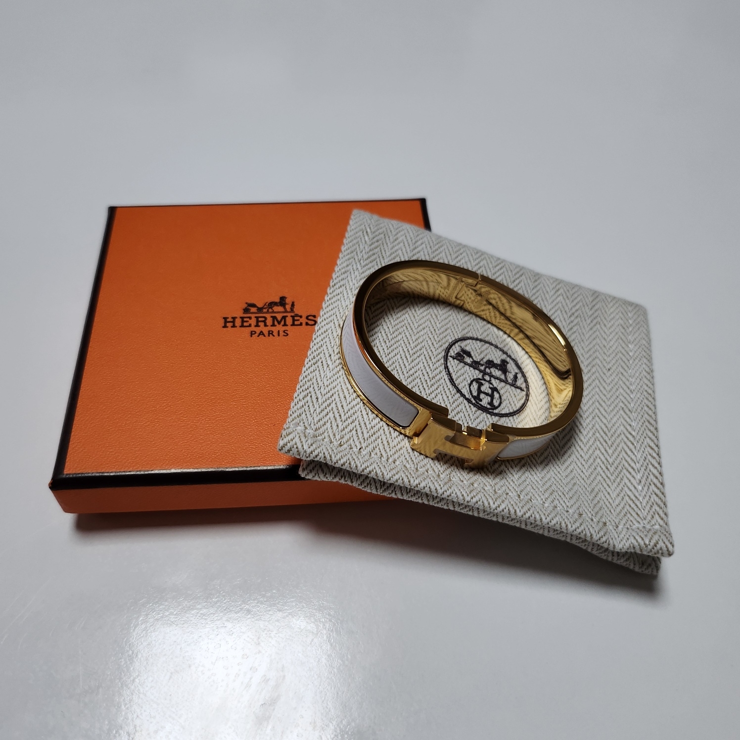 (W) Hermes Clic H Bracelet Gold & Blanc 착용 스타일 - 2