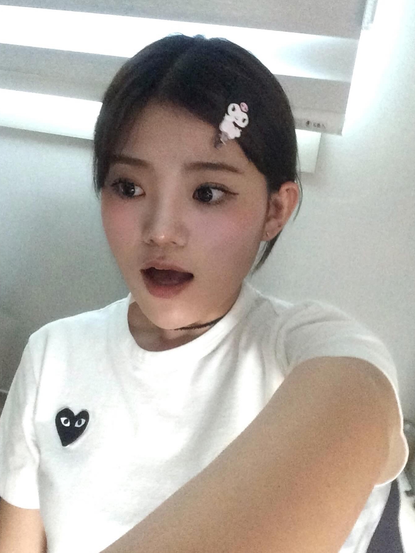 Play Comme des Garcons Black Heart T-Shirt White 착용 스타일 - 2