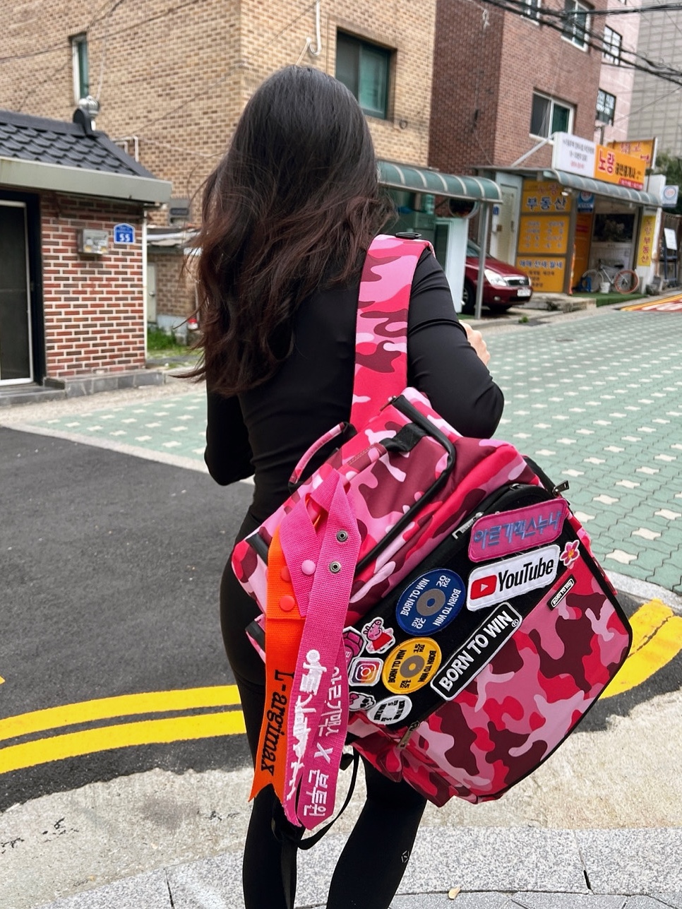 BORN TO WIN B1 Backpack Patch Ver Pink Camo, BORN TO WIN Full Zip-Up Crop Jacket Black 착용 스타일