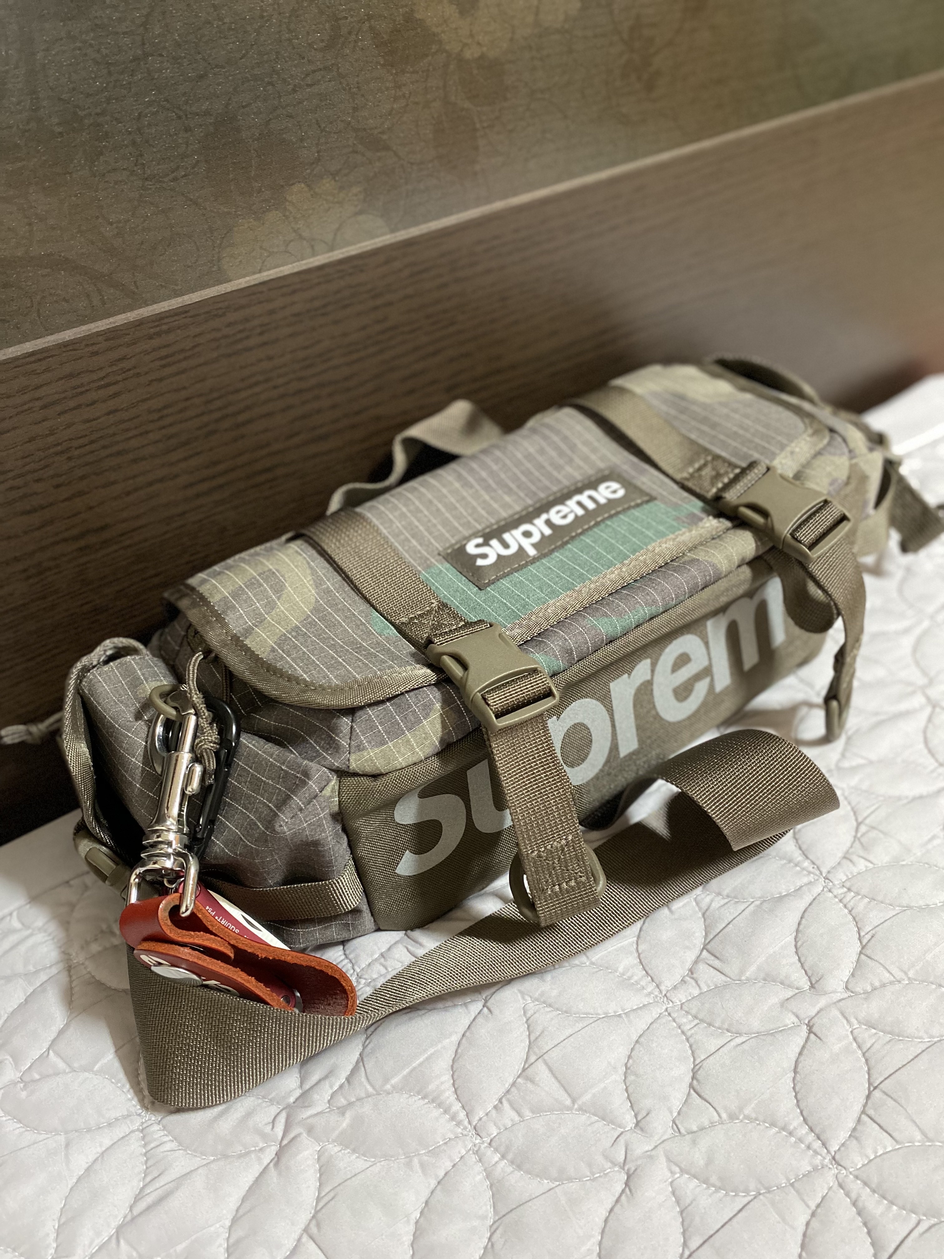 Supreme Mini Duffle Bag Woodland Camo - 24SS 착용 스타일