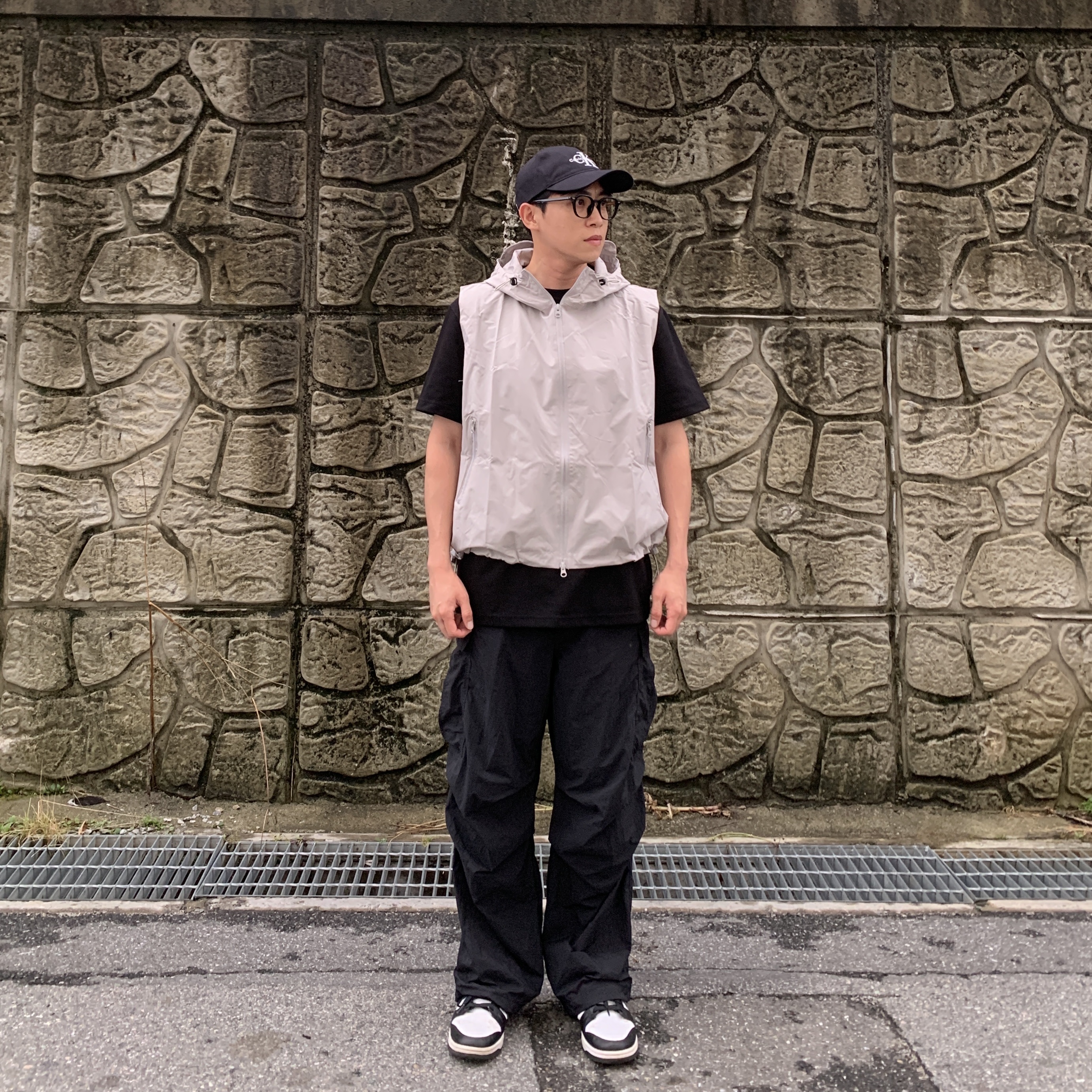 IAB Studio 10th Anniversary T-Shirt Black, IAB Studio 10th Anniversary T-Shirts Pack White & Black (2 Pack) 착용 스타일 - 3