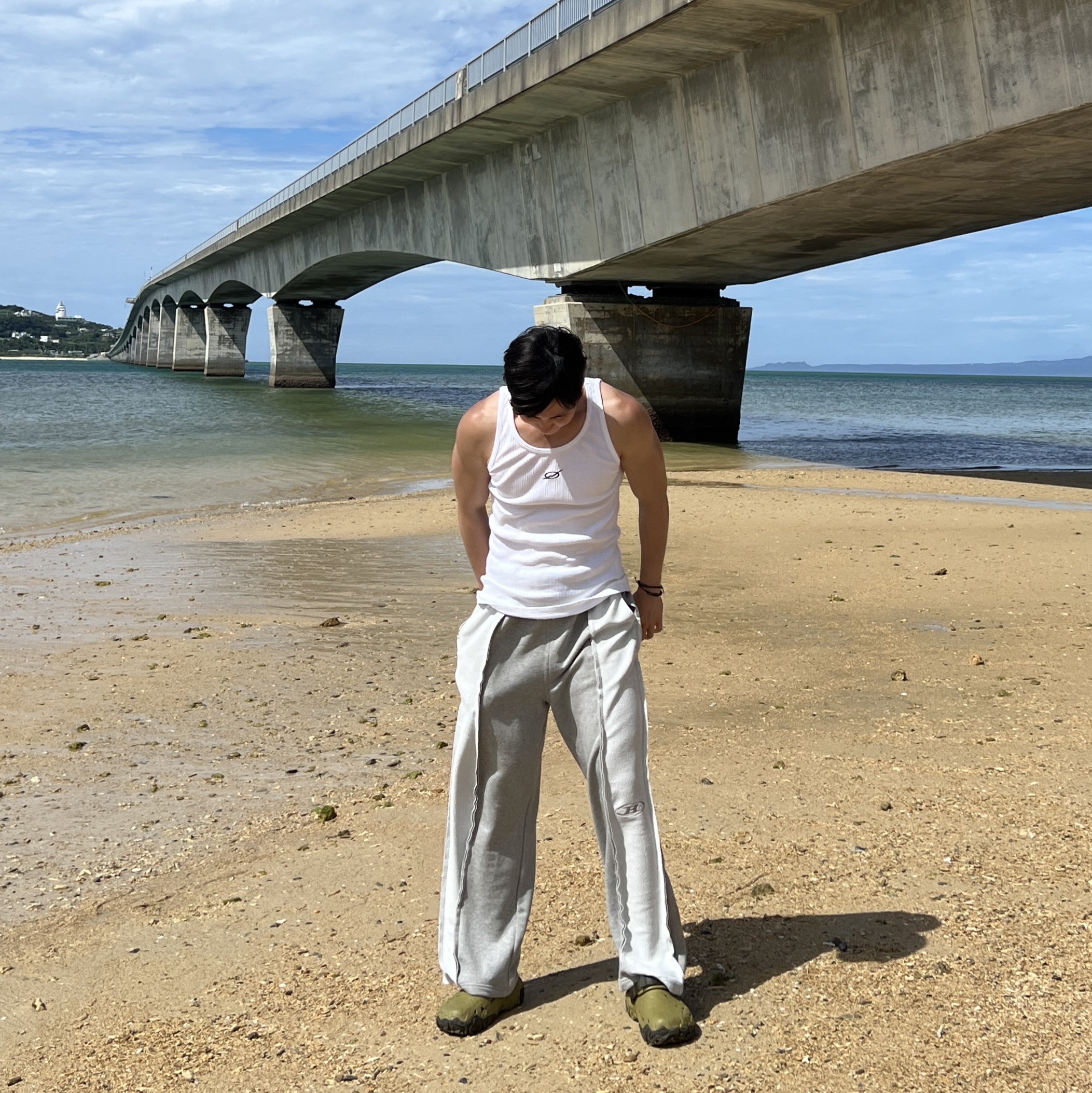 BORN TO WIN Reverse Mix Wide Pants Melange Grey, Crocs x Roa Hiking Atlas Clog Aloe Multi 착용 스타일 - 2