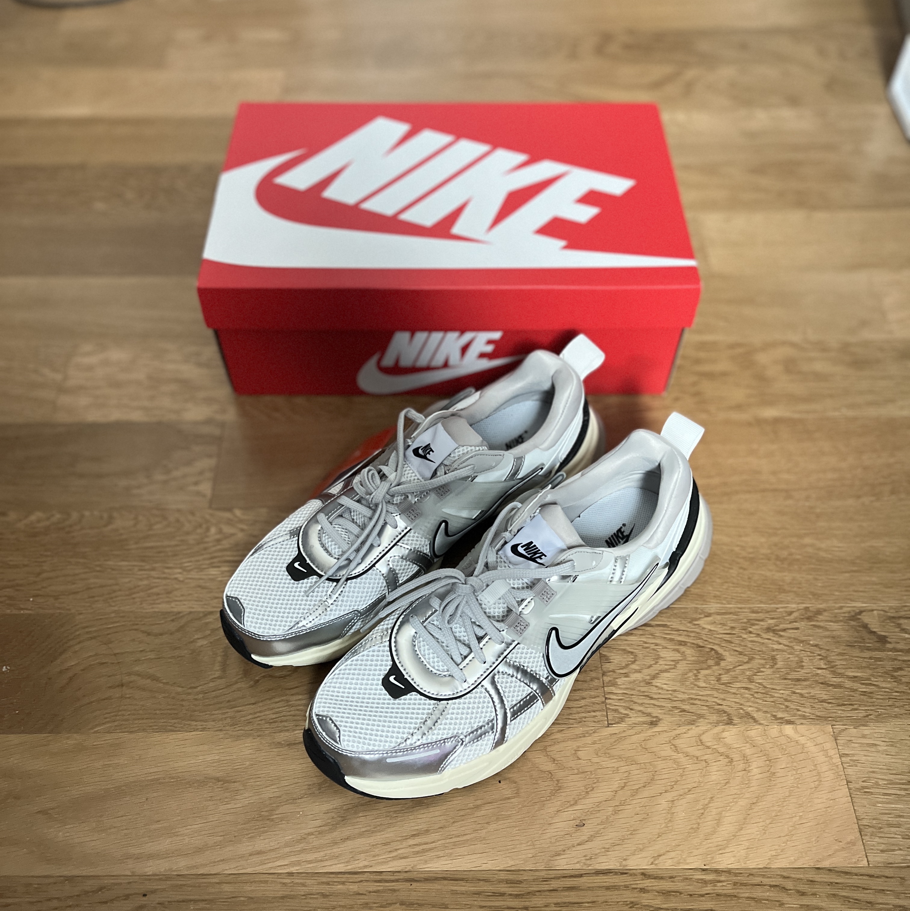 Nike V2K Run Pure Platinum Light Iron Ore 착용 스타일