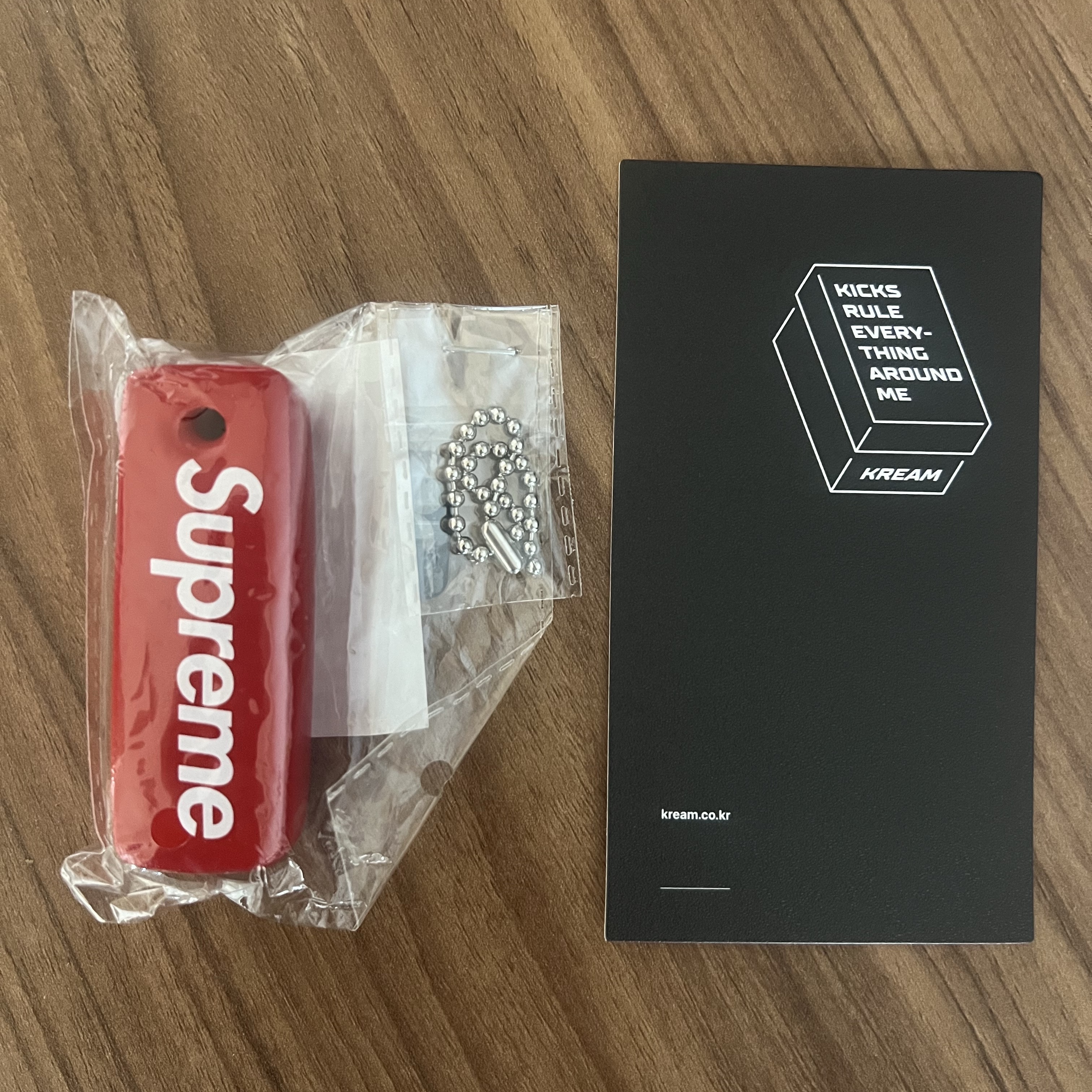 Supreme Floating Keychain Red - 23FW 착용 스타일