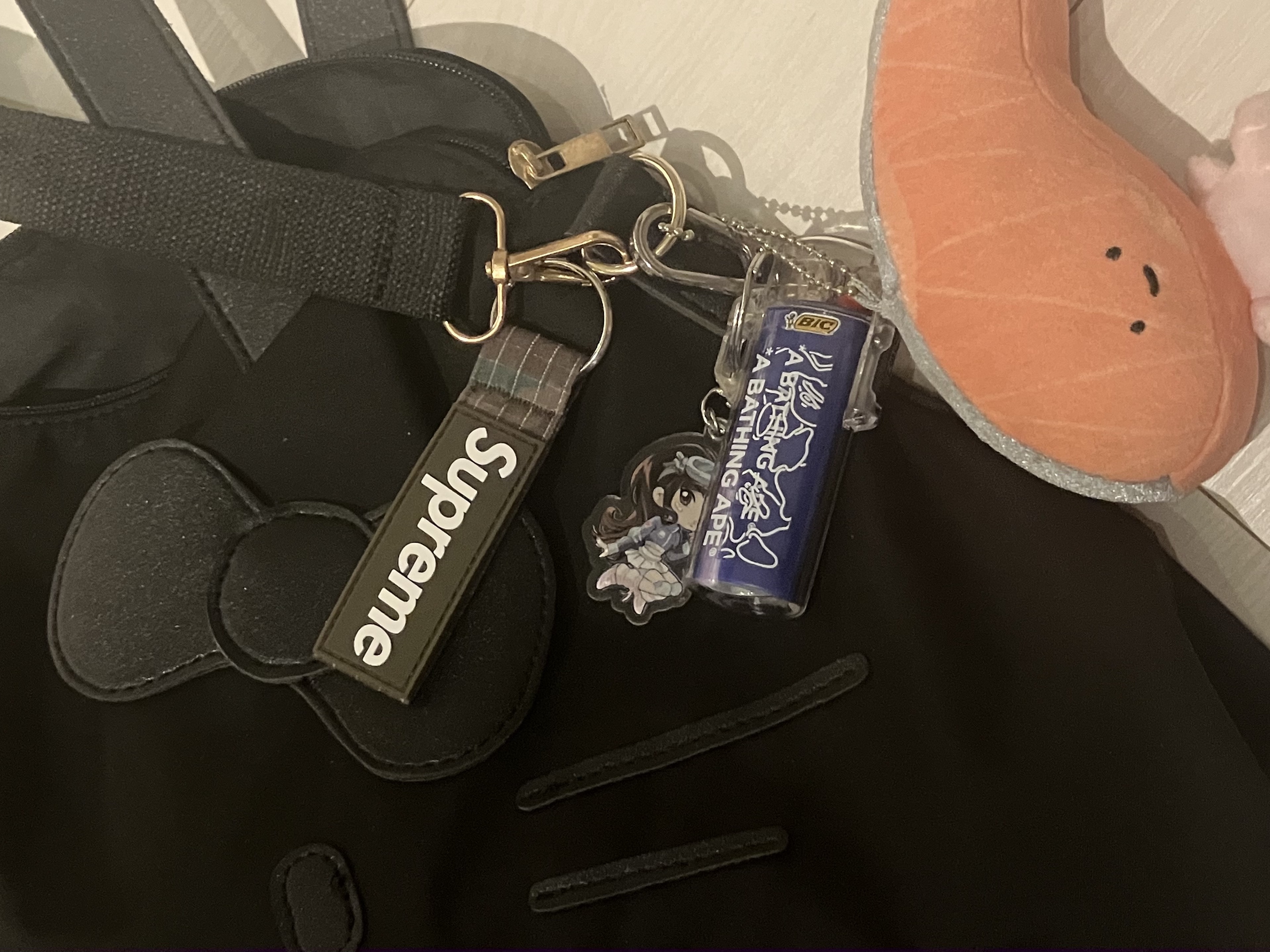 BAPE Neon Camo Lighter Case Keychain Silver 착용 스타일 - 2