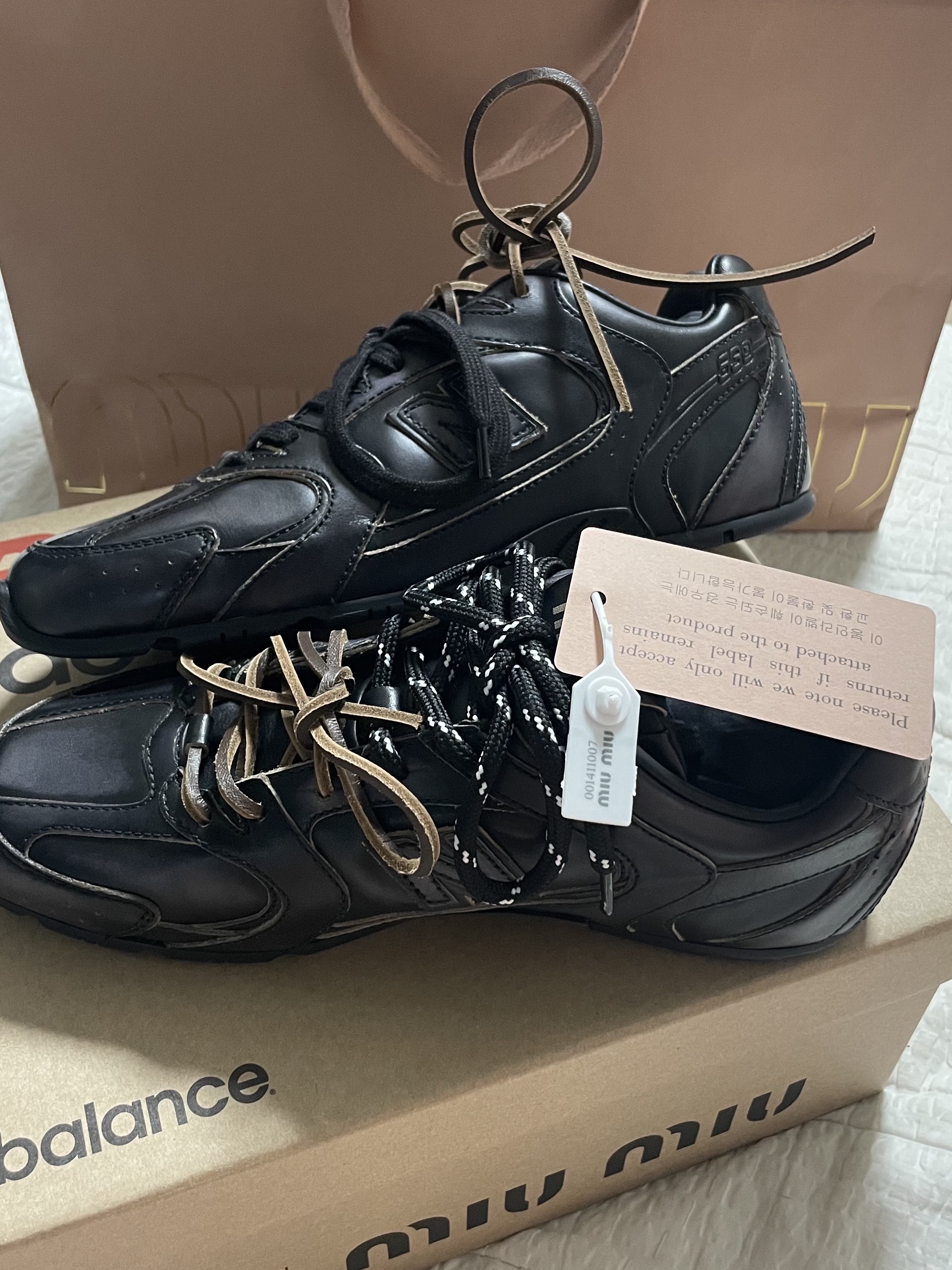 (W) New Balance x Miu Miu 530 SL Leather Sneakers Black 착용 스타일 - 1