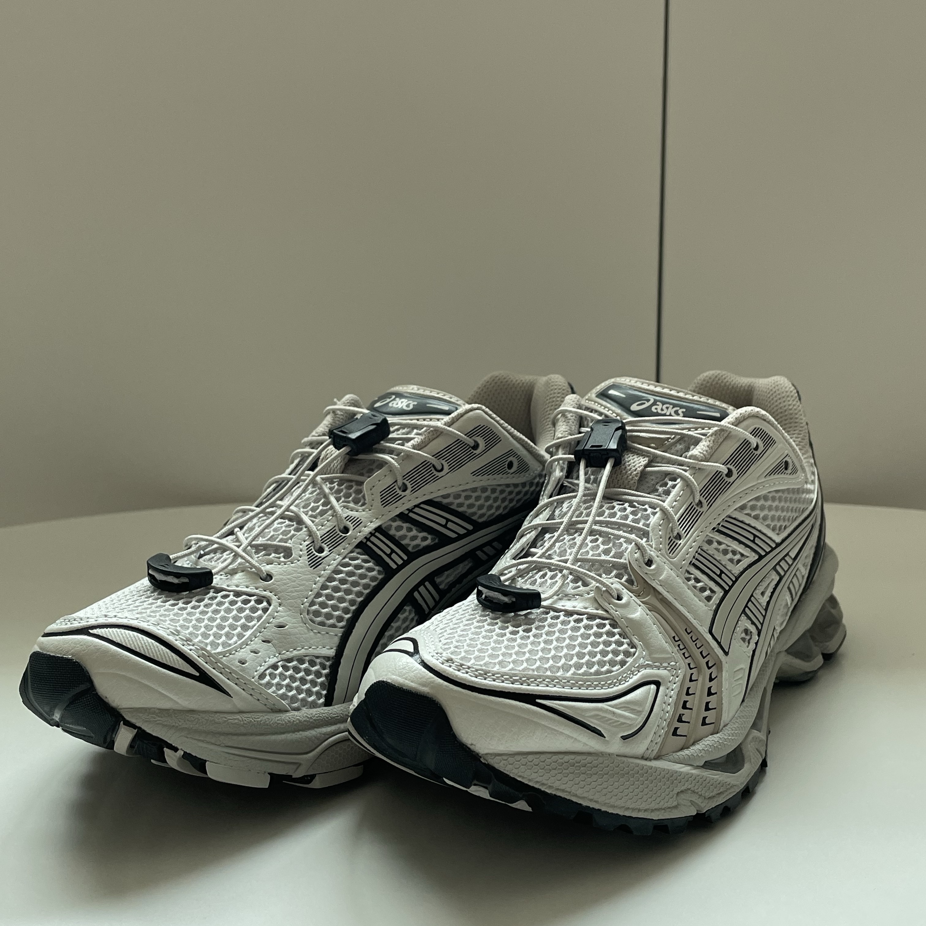 Asics Unlimited Gel-Kayano 14 Smoke Grey 착용 스타일 - 2