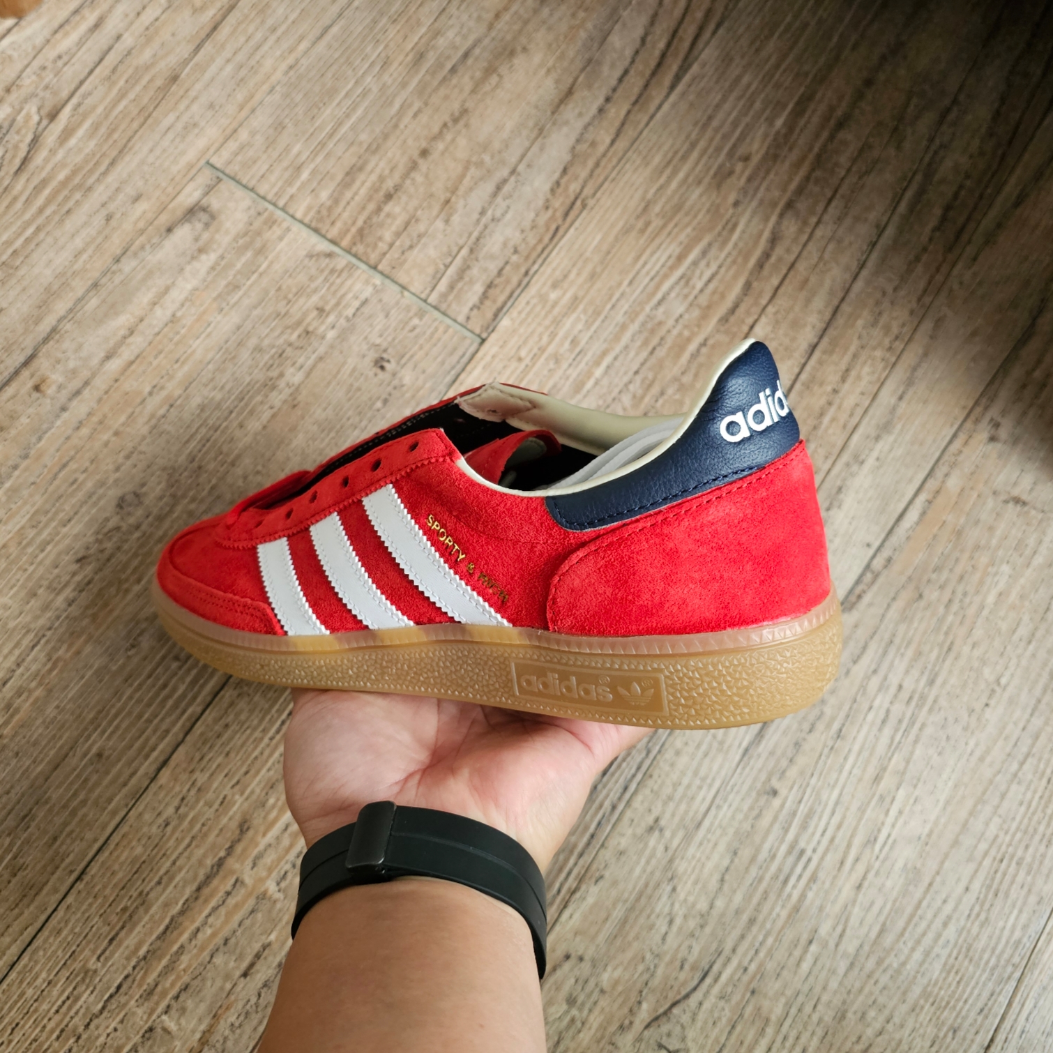 Adidas x Sporty & Rich Spezial Handball Collegiate Red Night Indigo 착용 스타일 - 2
