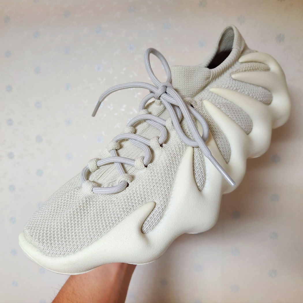 Adidas Yeezy 450 Cloud White 착용 스타일 - 1