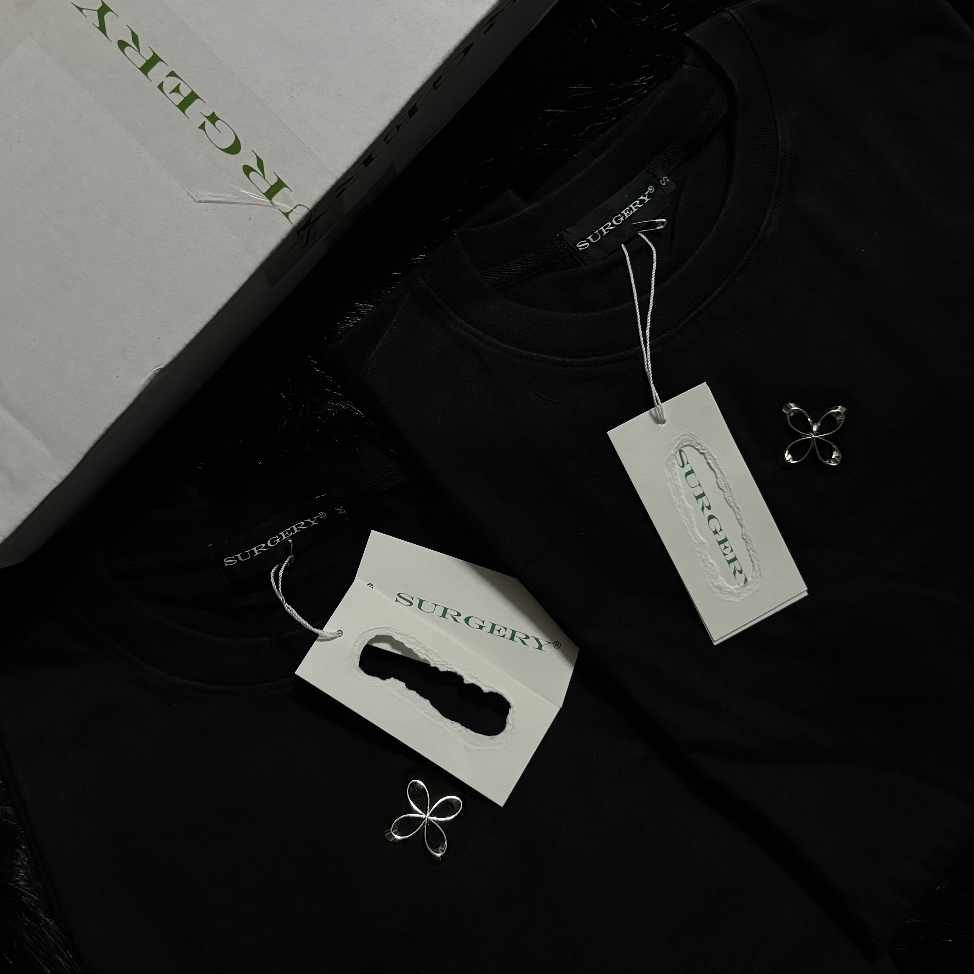 Surgery Unbalance Metal Clover Logo T-Shirt Black 착용 스타일