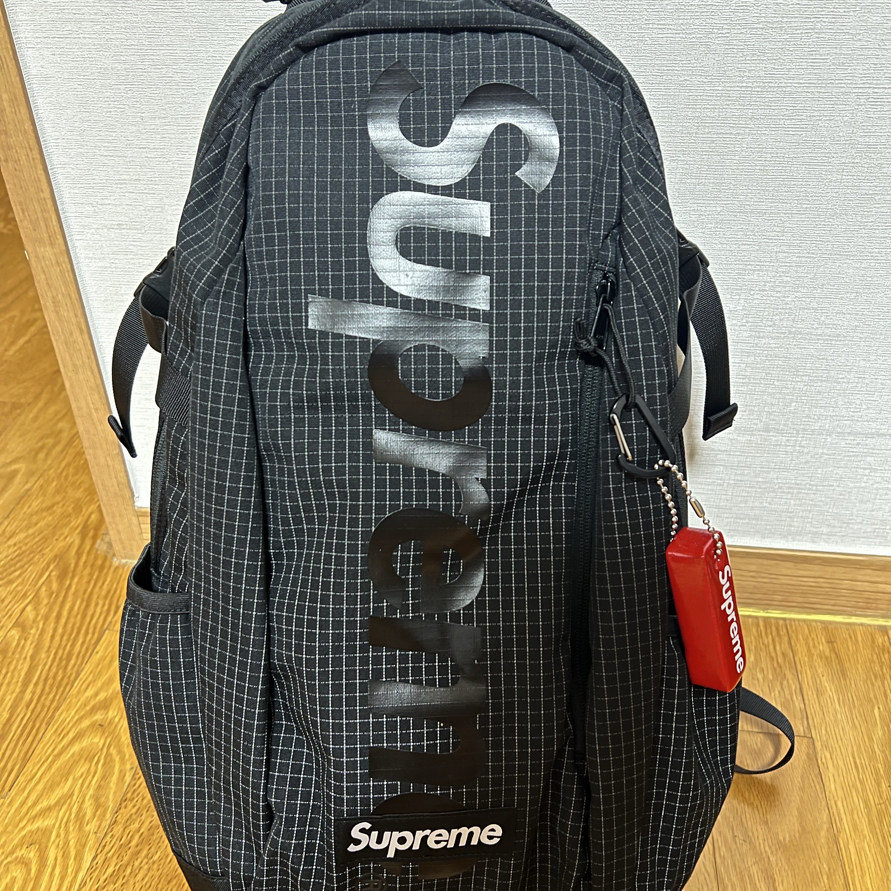 Supreme Backpack Black - 24SS, Supreme Floating Keychain Red - 23FW 착용 스타일 - 2