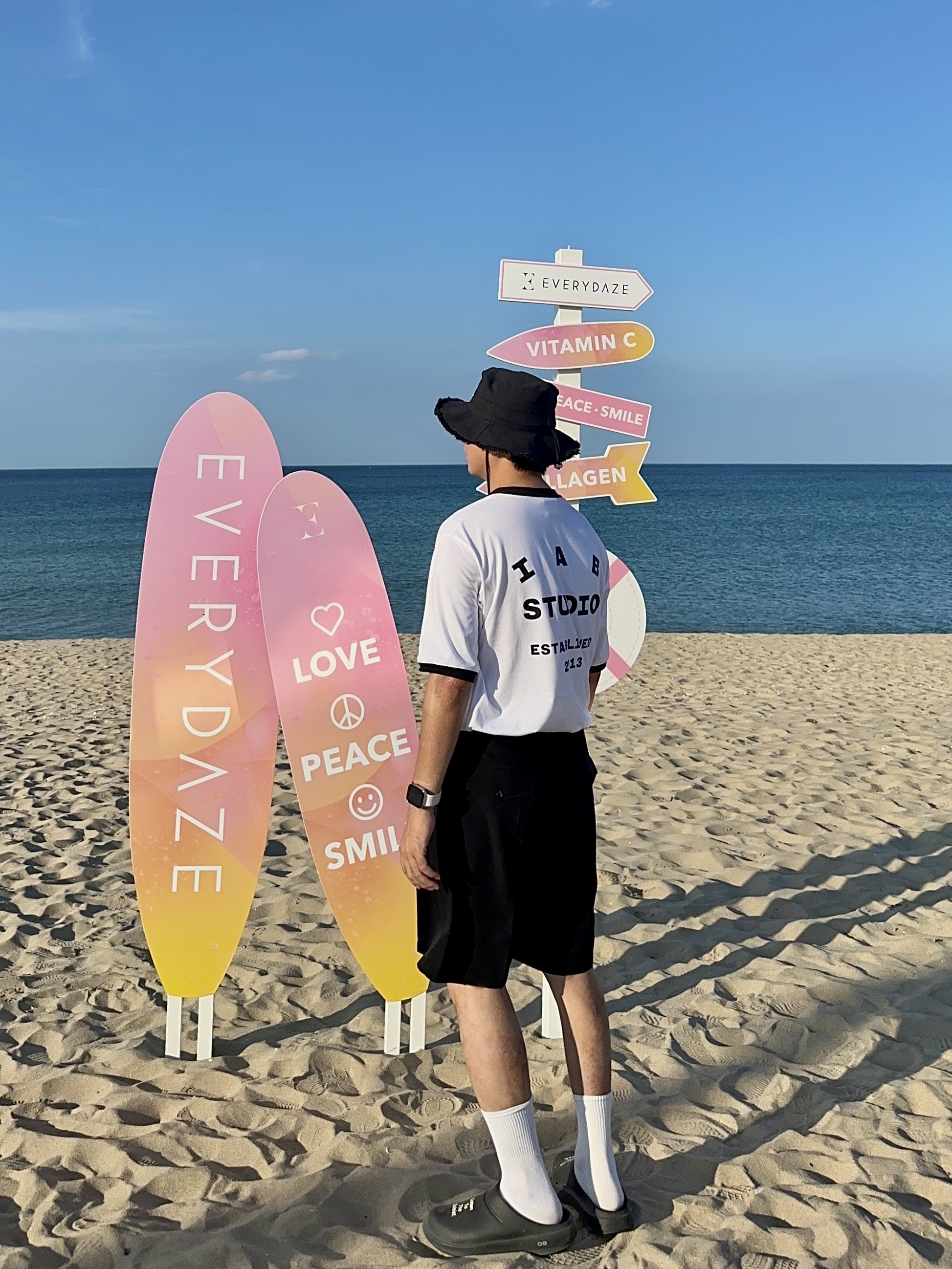 IAB Studio Established T-Shirt White Black, Jacquemus Le Bob Artichaut Bucket Hat Black 착용 스타일 - 2