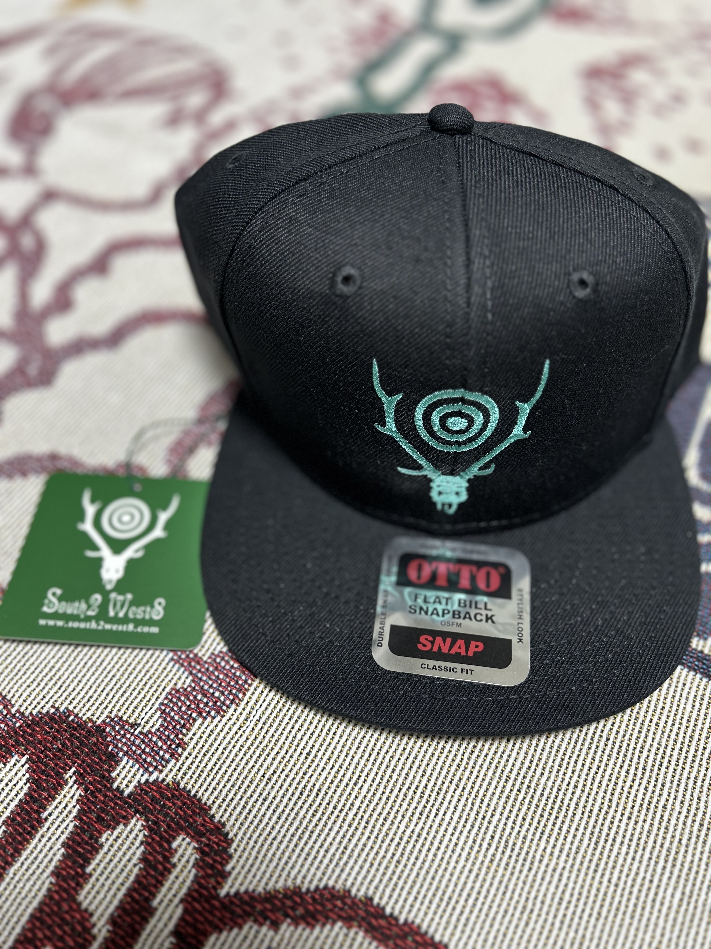 South2 West8 S&T Emb. Baseball Cap Black 착용 스타일 - 1