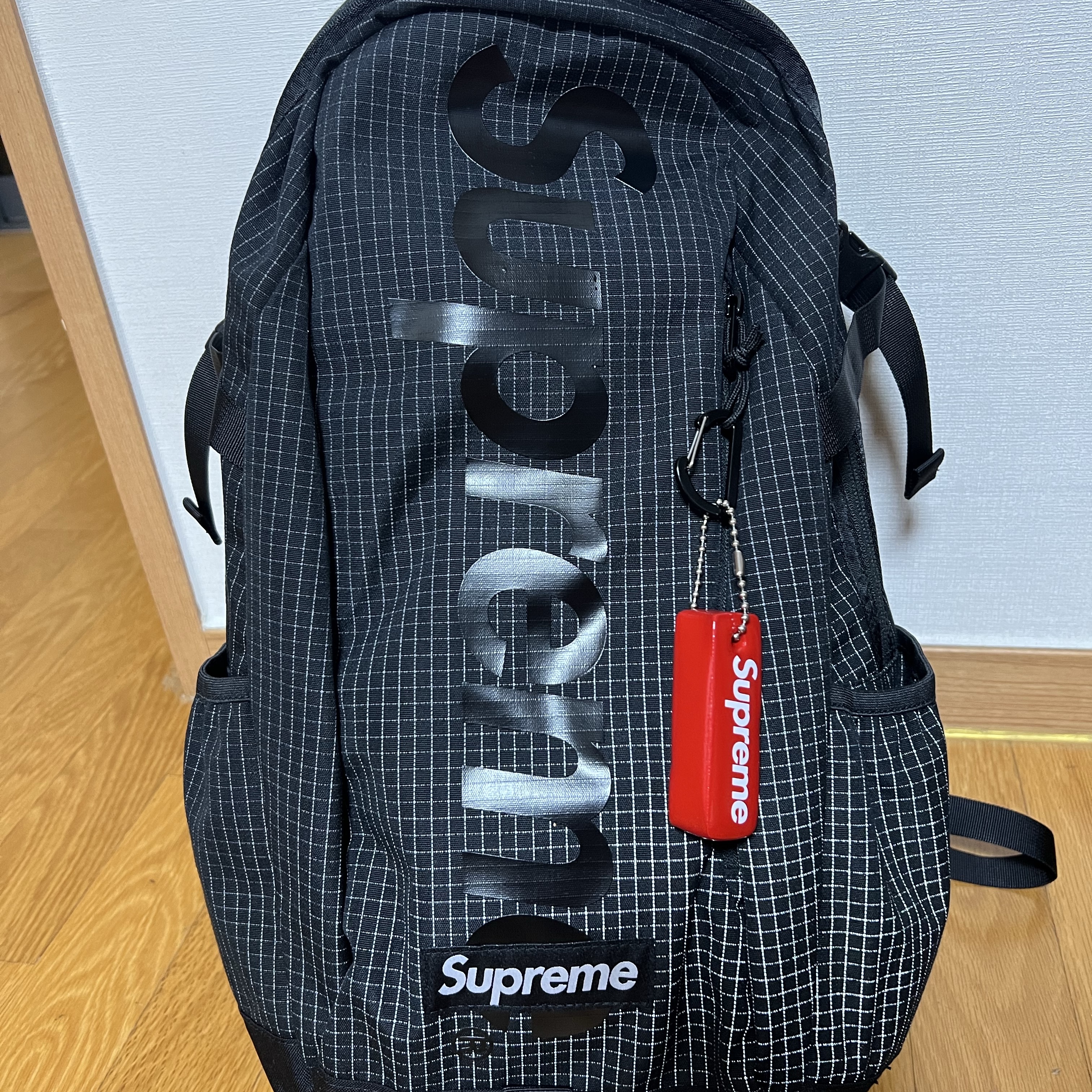 Supreme Backpack Black - 24SS, Supreme Floating Keychain Red - 23FW 착용 스타일 - 1