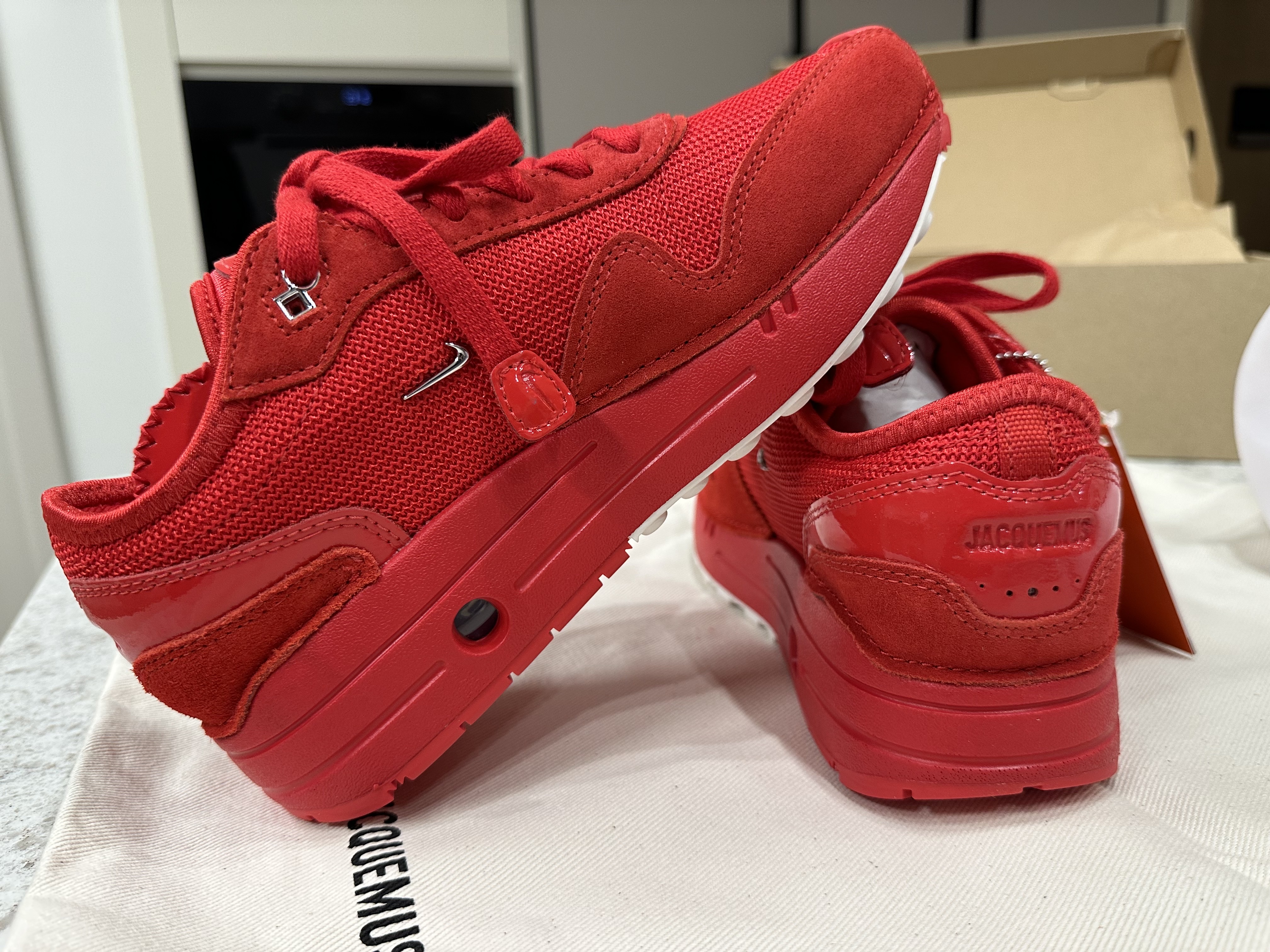 Jacquemus x Nike Le sac Small Swoosh Bag White, Nike x Jacquemus Air Max 1 '86 University Red and Metallic Silver 착용 스타일 - 10