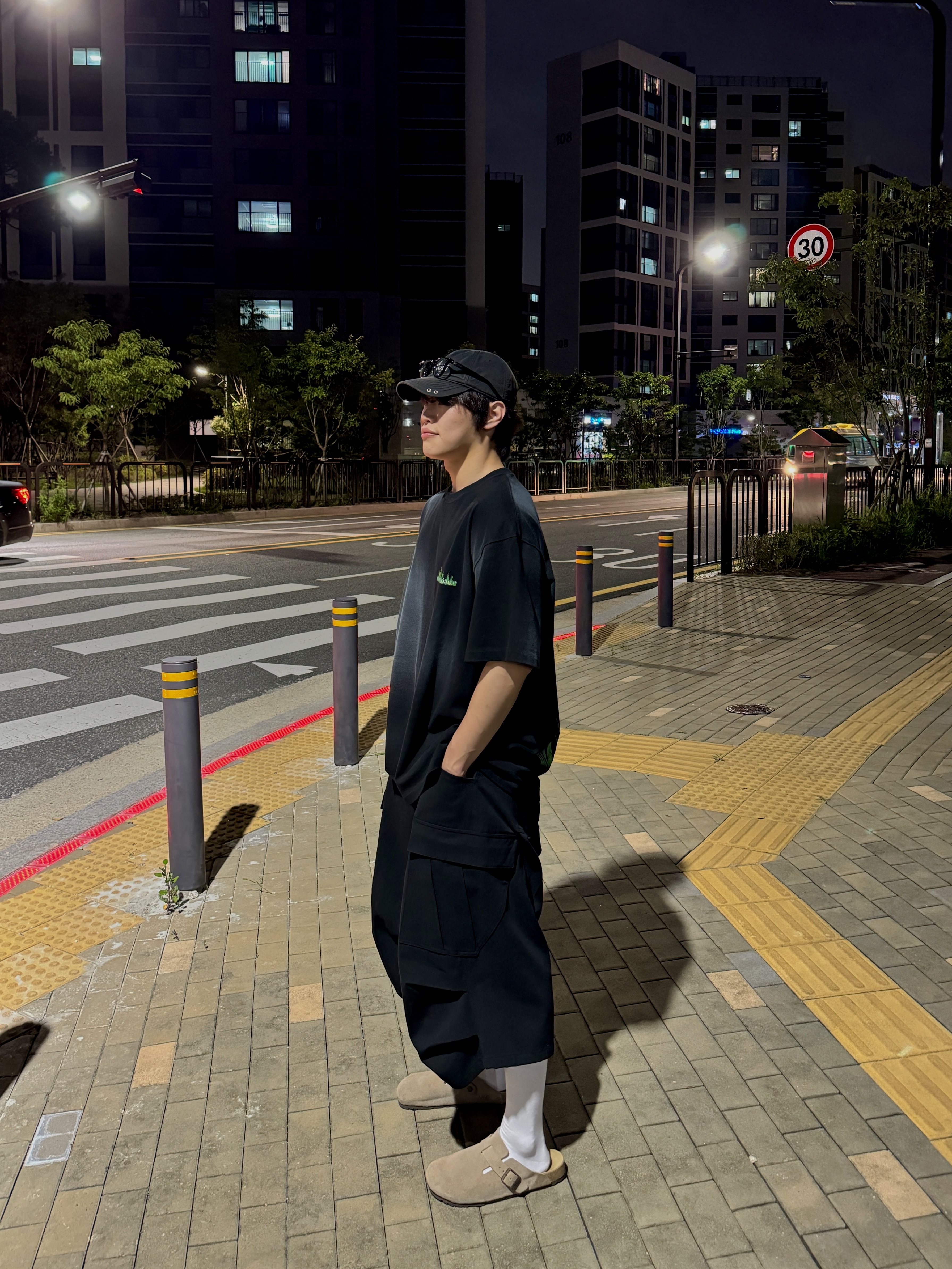 Nonnod Soft Drink T-Shirt Washed Black, Nonnod Side Cargo Shorts Black 착용 스타일 - 1