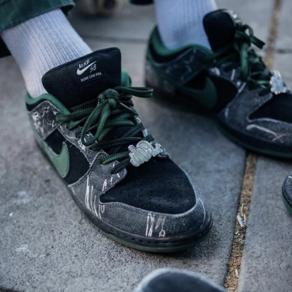 Nike x There SB Dunk Low Pro Anthracite and Gorge Green 착용 스타일 - 5