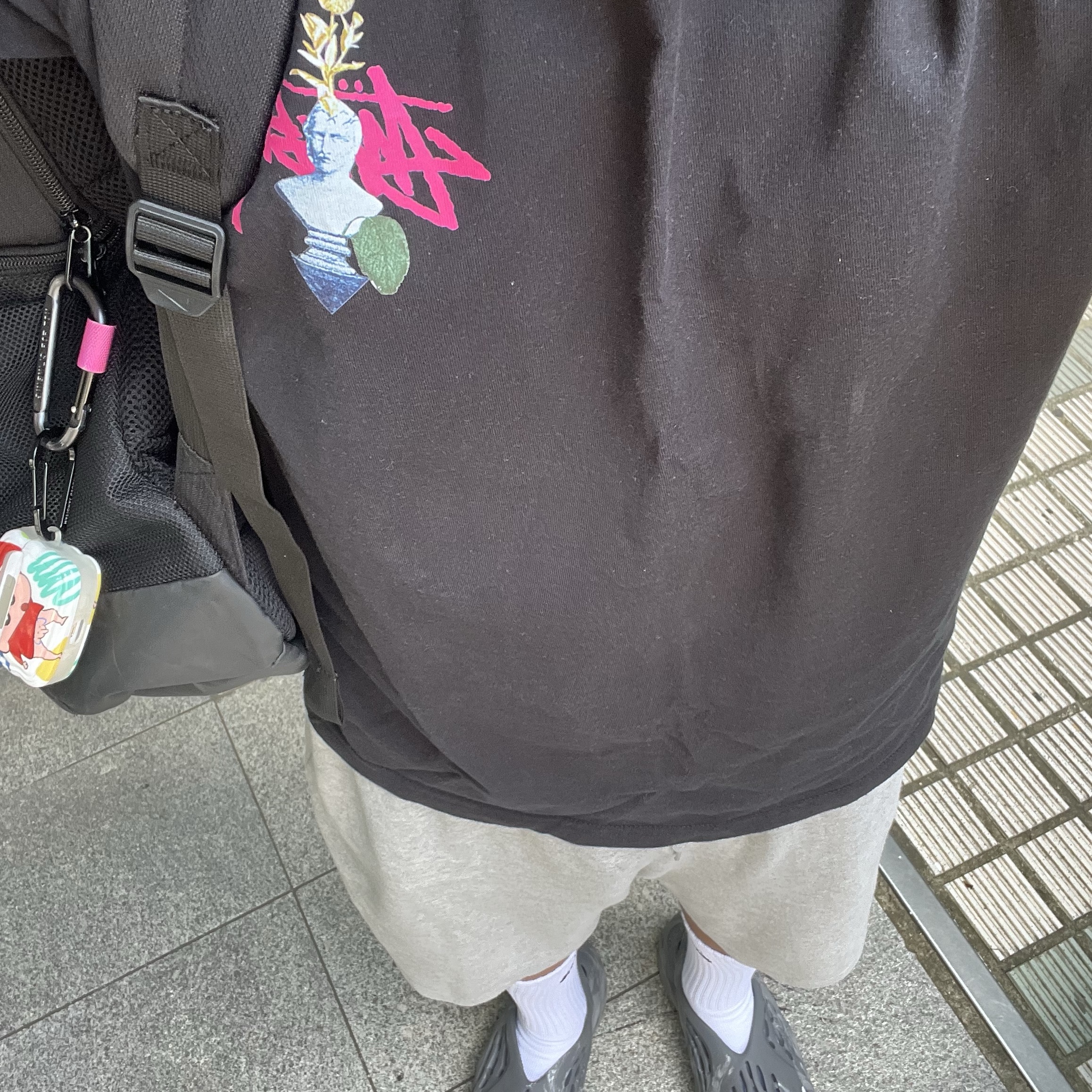 Adidas Yeezy Foam RNNR MX Granite, Stussy Psychedelic T-Shirt Black 착용 스타일