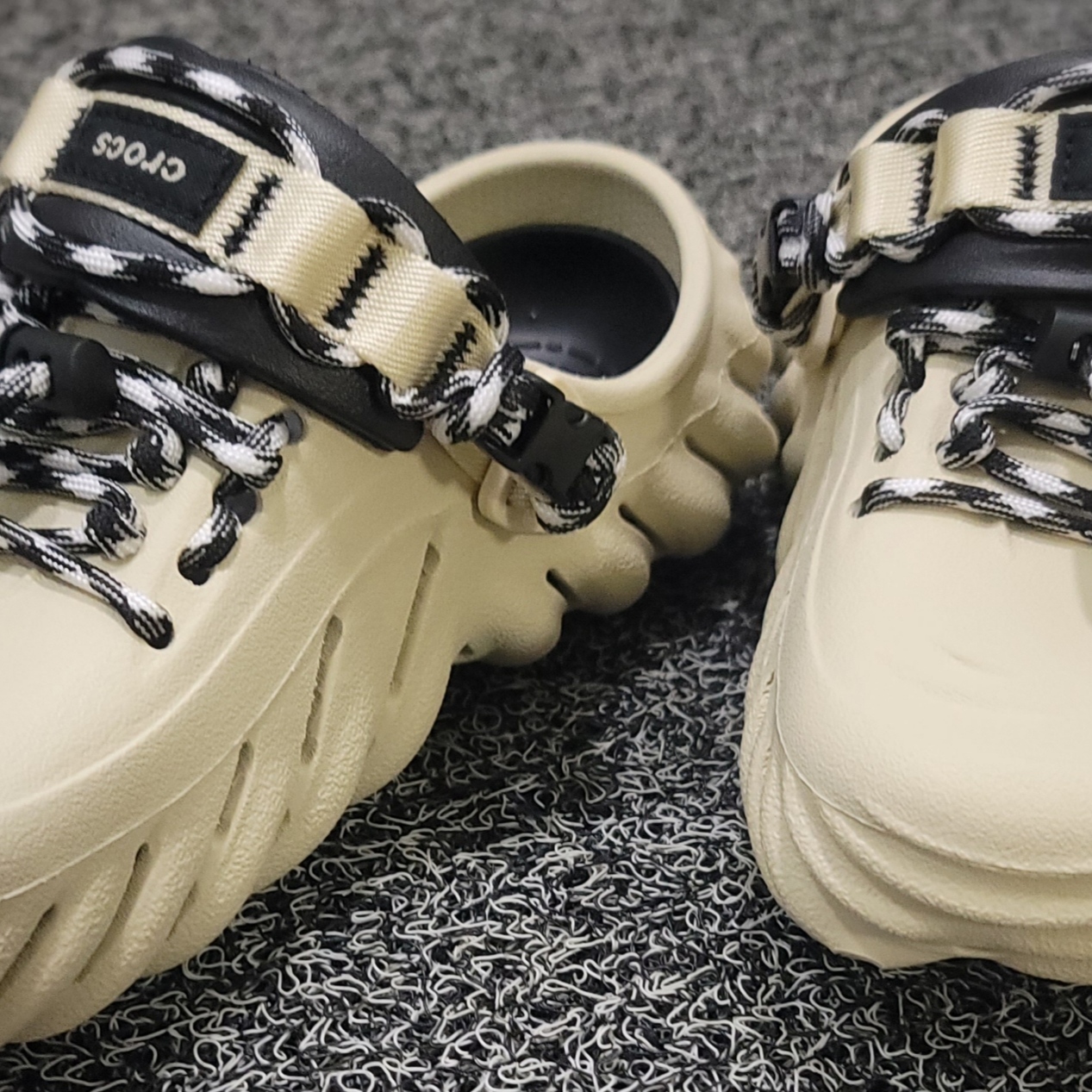 Crocs Echo Clog Bone Black 착용 스타일 - 1
