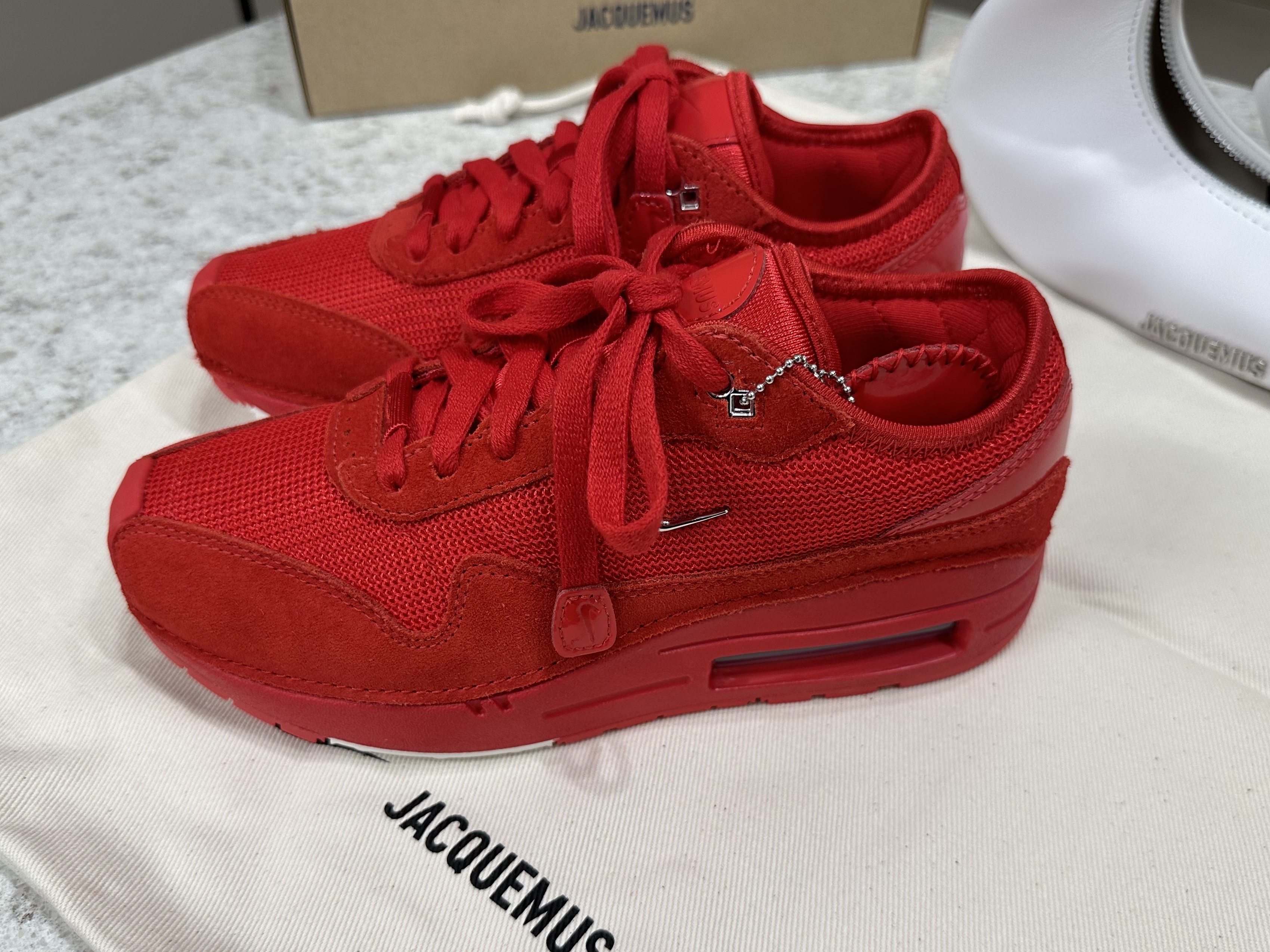 Jacquemus x Nike Le sac Small Swoosh Bag White, Nike x Jacquemus Air Max 1 '86 University Red and Metallic Silver 착용 스타일 - 8