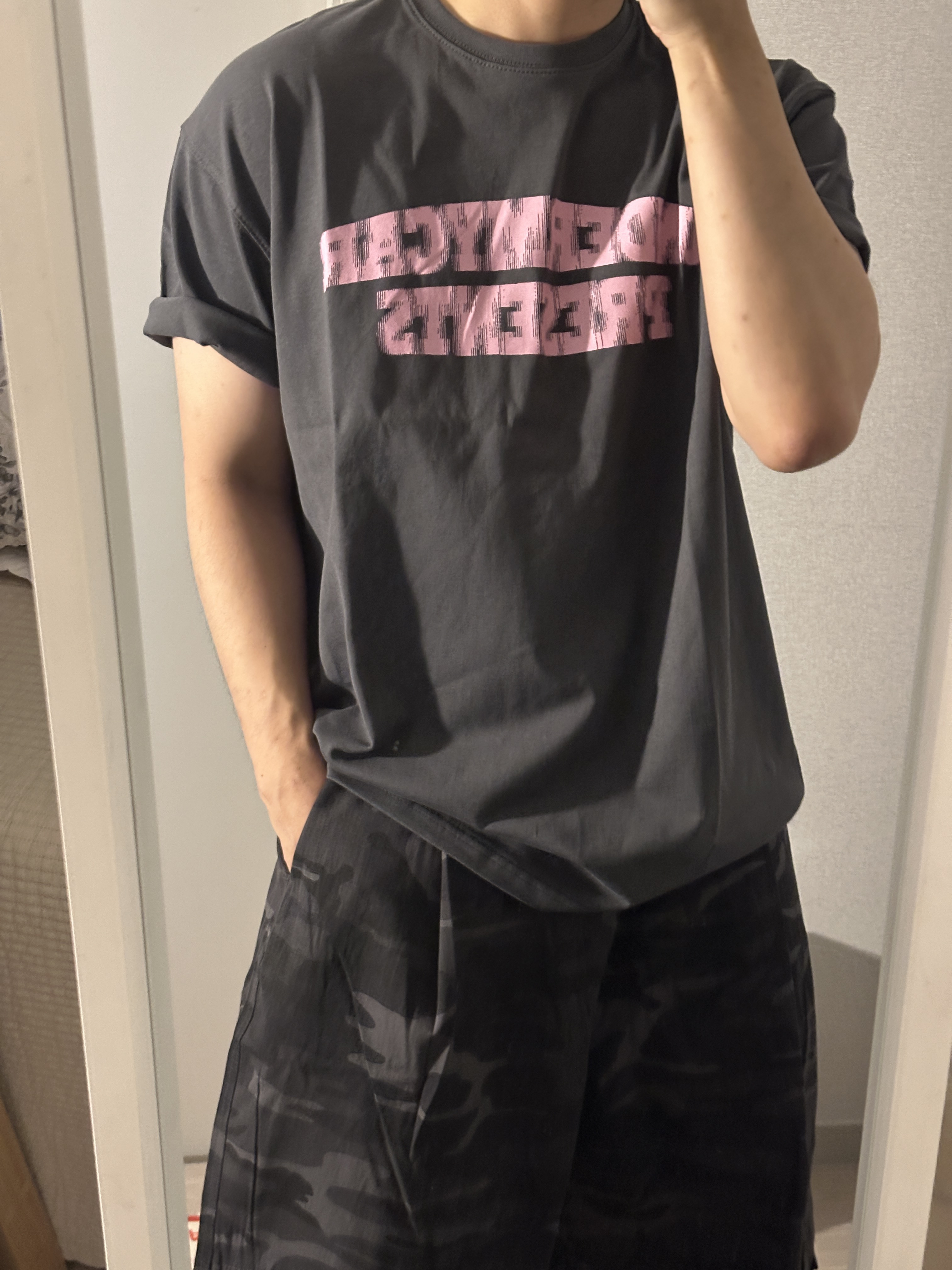 Undermycar Mu.53 Anti Fxxking Logo Play Big Cargo Rip-Camo Pants Camo Gray 착용 스타일