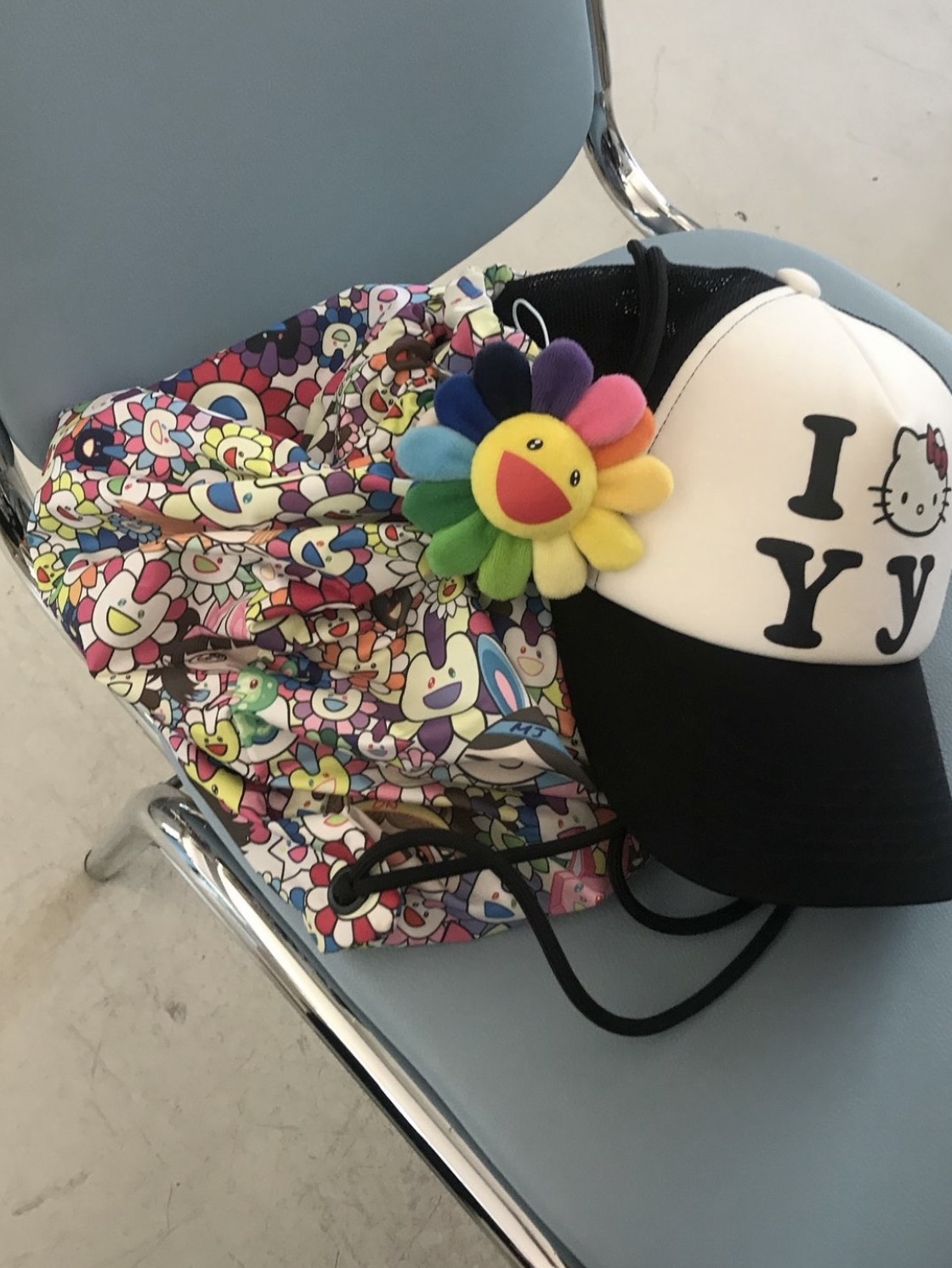 Open Yy x Hello Kitty Trucker Cap Black, NewJeans Supernatural NJ x Murakami Drawstring Bag Ver. 착용 스타일