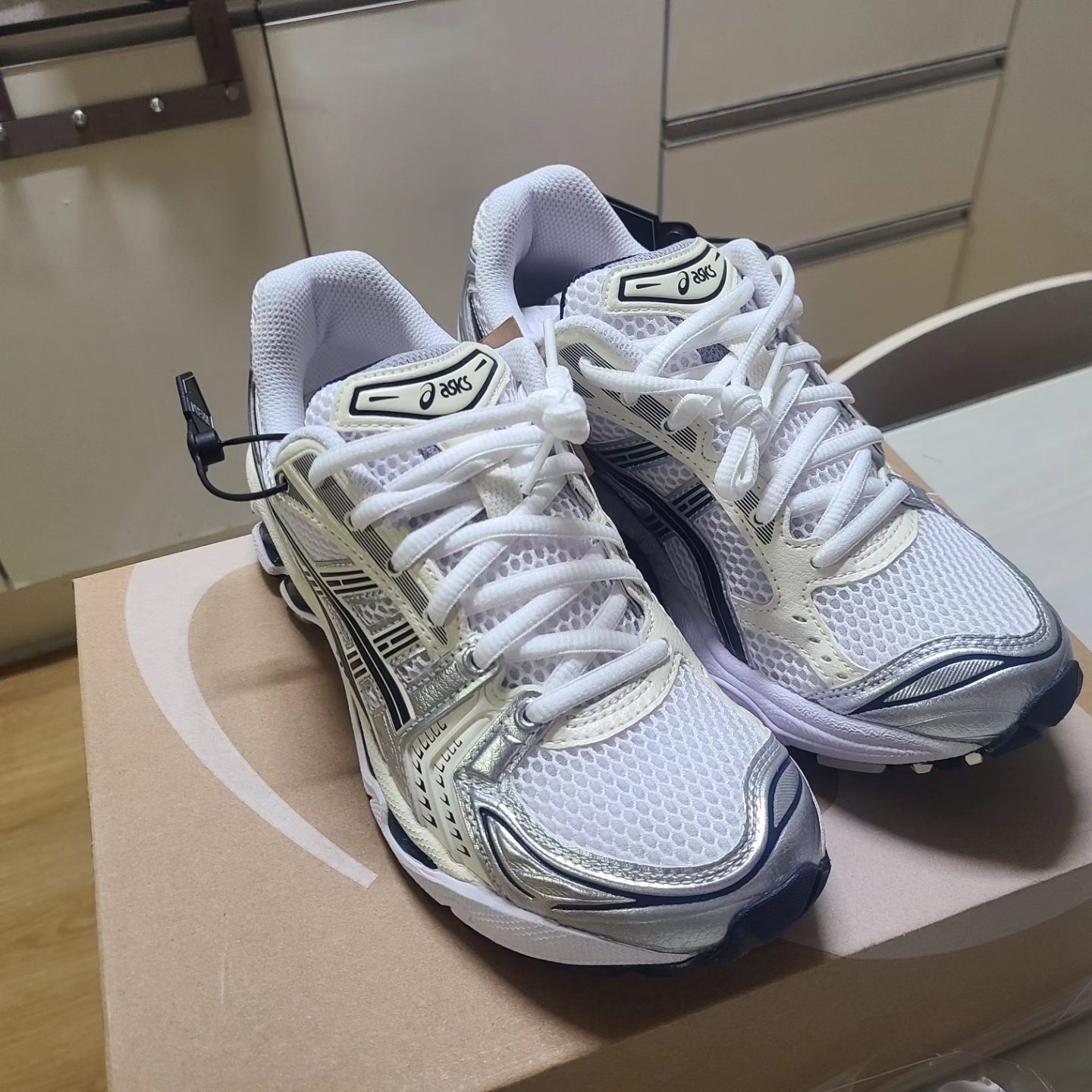 (W) Asics Gel-Kayano 14 White Midnight 착용 스타일