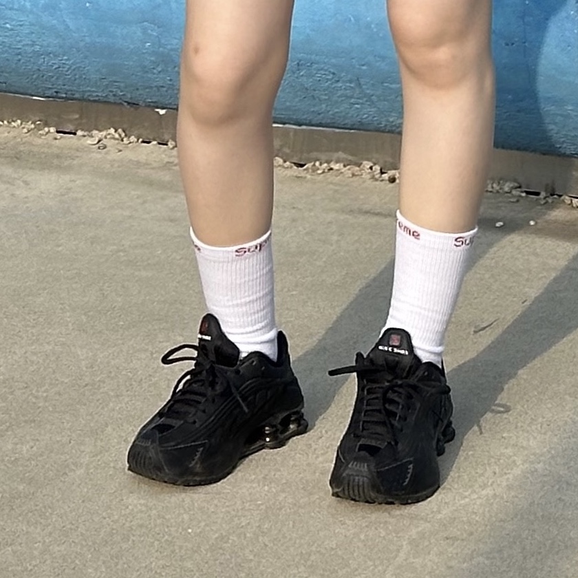 (W) Nike Shox R4 Black, Supreme Hanes Crew Socks White (4 Pack) 착용 스타일 - 2