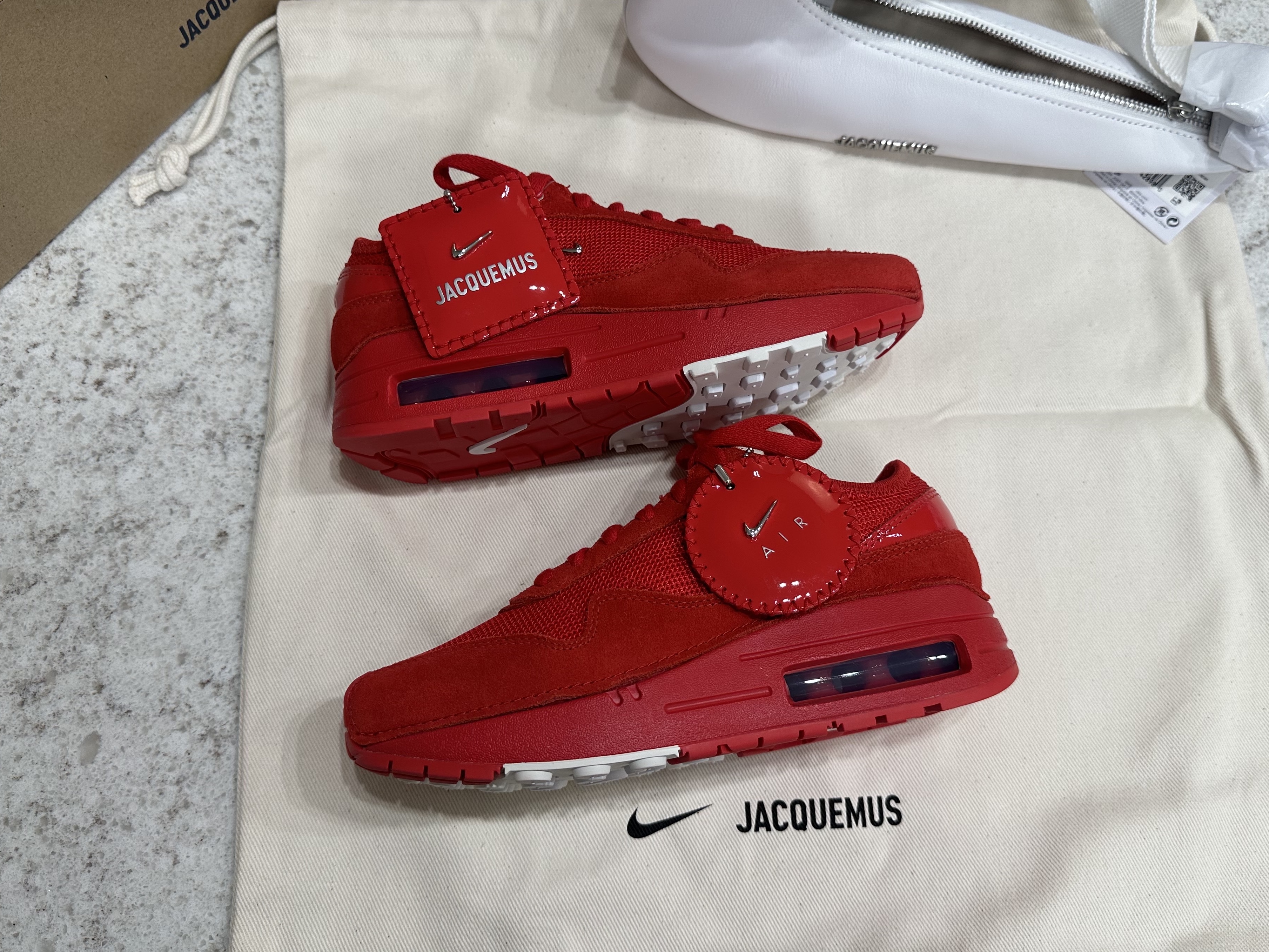 Jacquemus x Nike Le sac Small Swoosh Bag White, Nike x Jacquemus Air Max 1 '86 University Red and Metallic Silver 착용 스타일 - 7