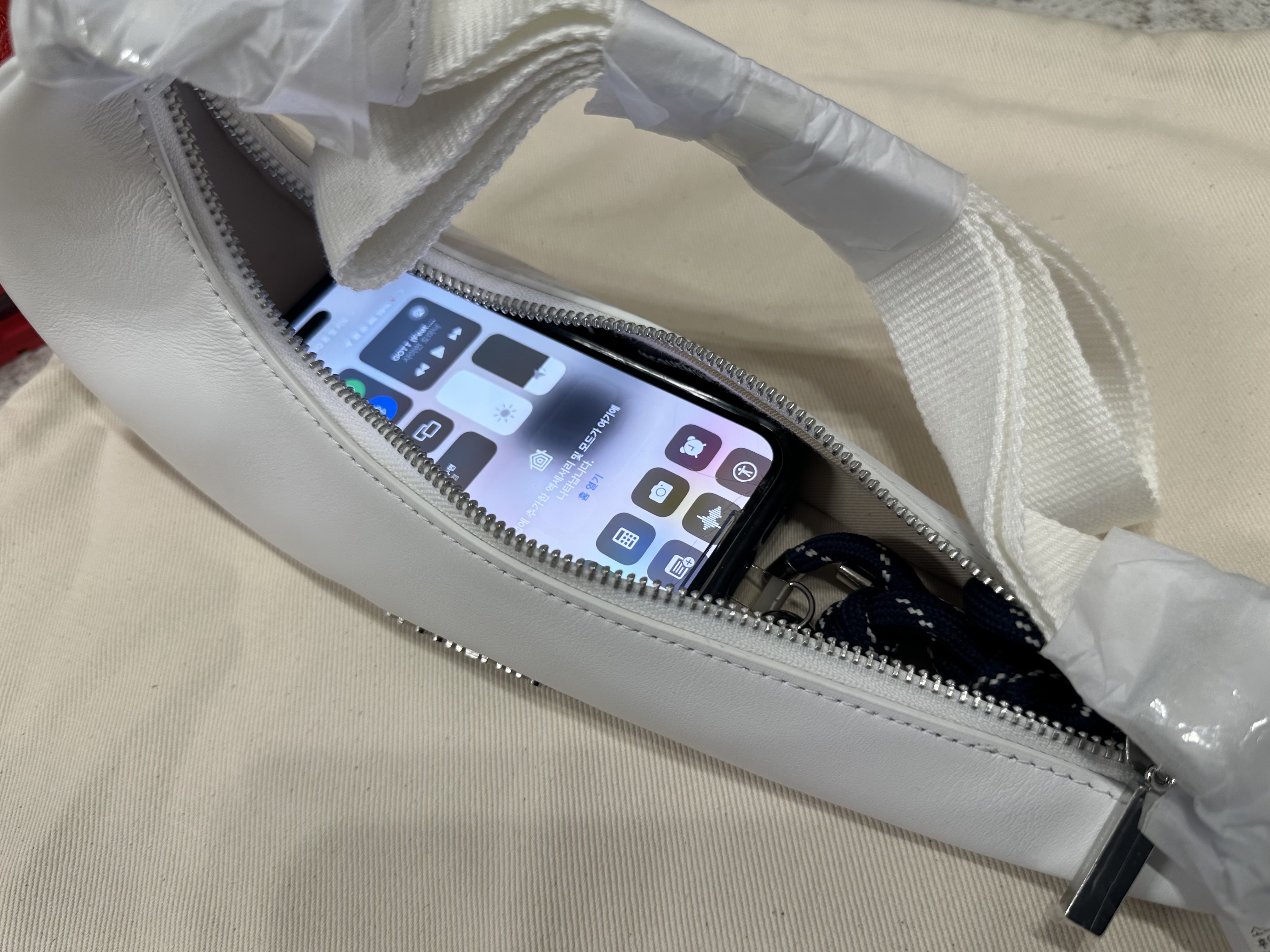 Jacquemus x Nike Le sac Small Swoosh Bag White, Nike x Jacquemus Air Max 1 '86 University Red and Metallic Silver 착용 스타일 - 4