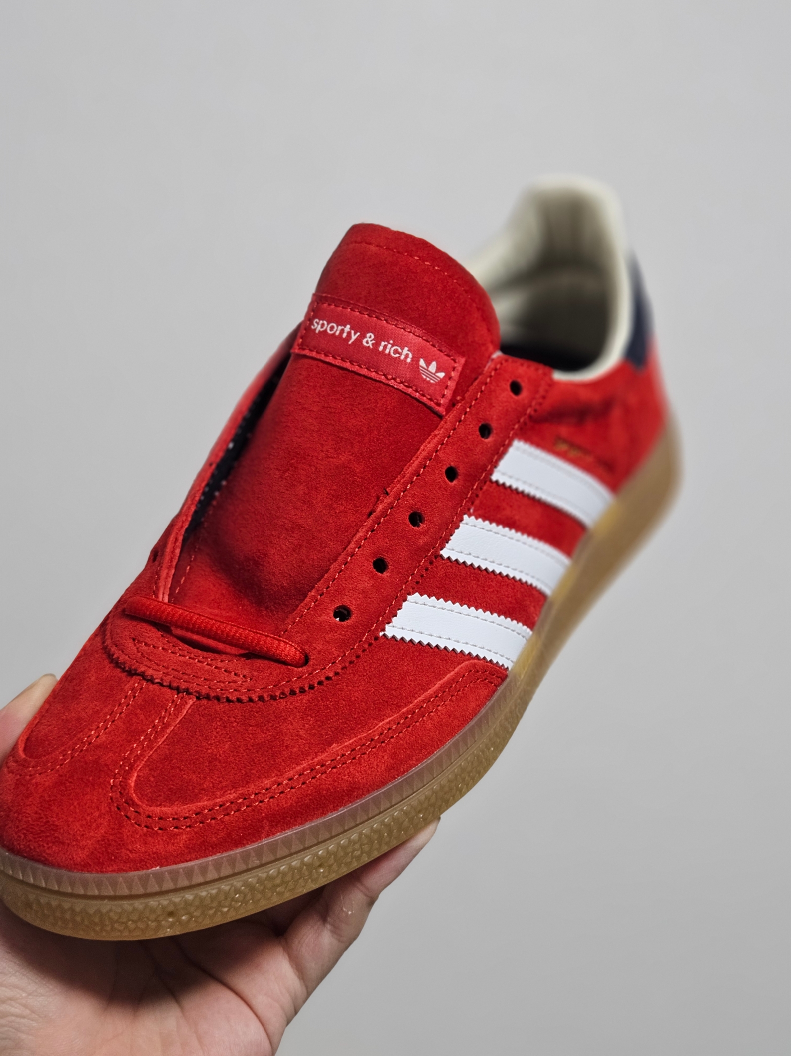 Adidas x Sporty & Rich Spezial Handball Collegiate Red Night Indigo 착용 스타일 - 2