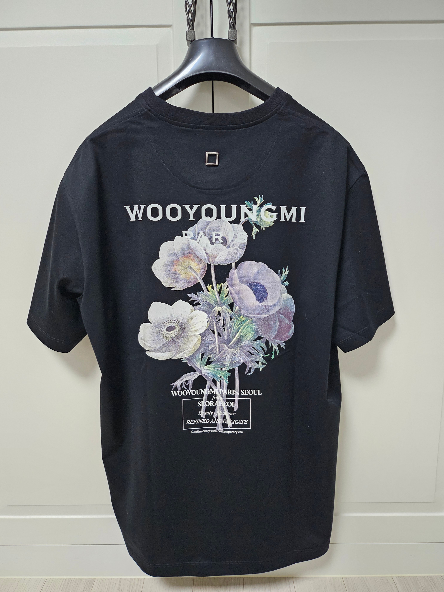 Wooyoungmi Flower Print Back Logo T-Shirt Black - 23FW, Burberry Logo Print Cotton T-Shirt Black 착용 스타일 - 1