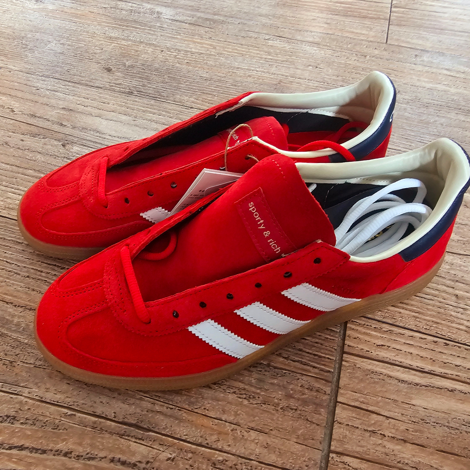 Adidas x Sporty & Rich Spezial Handball Collegiate Red Night Indigo 착용 스타일 - 1