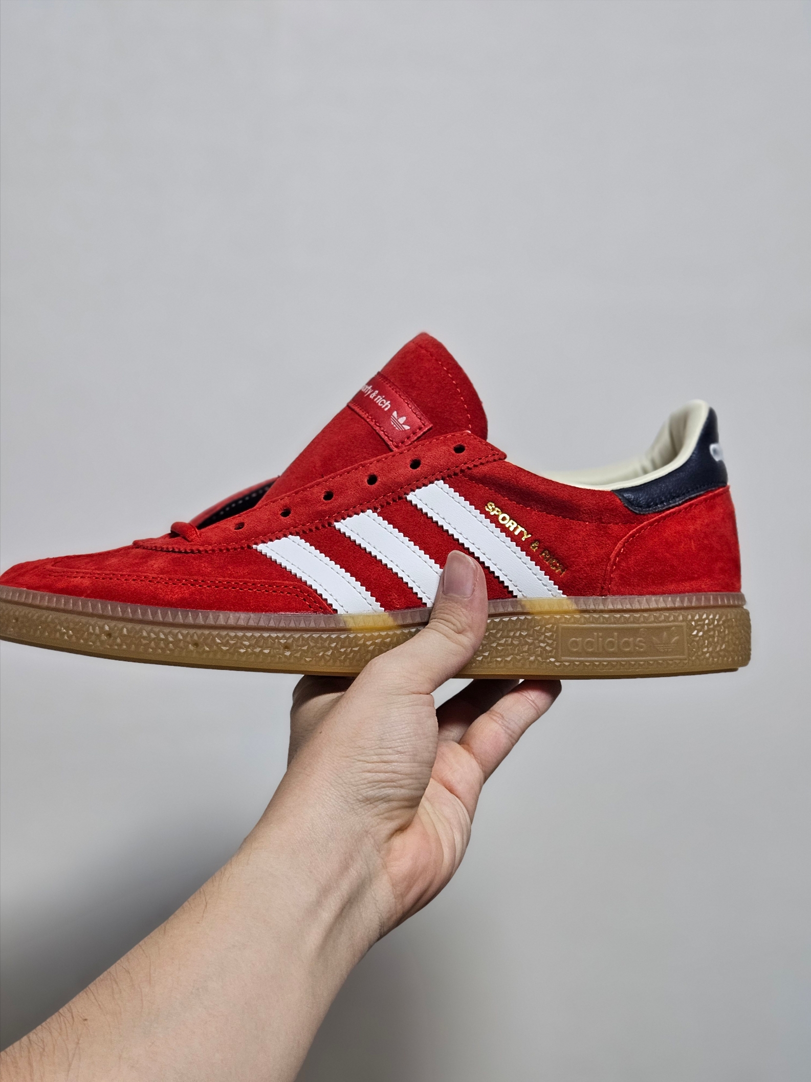 Adidas x Sporty & Rich Spezial Handball Collegiate Red Night Indigo 착용 스타일 - 3