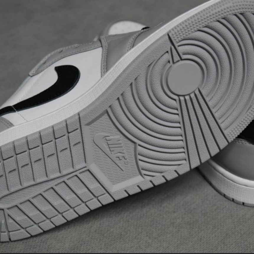 Jordan 1 Retro Low OG Wolf Grey and White 착용 스타일 - 2