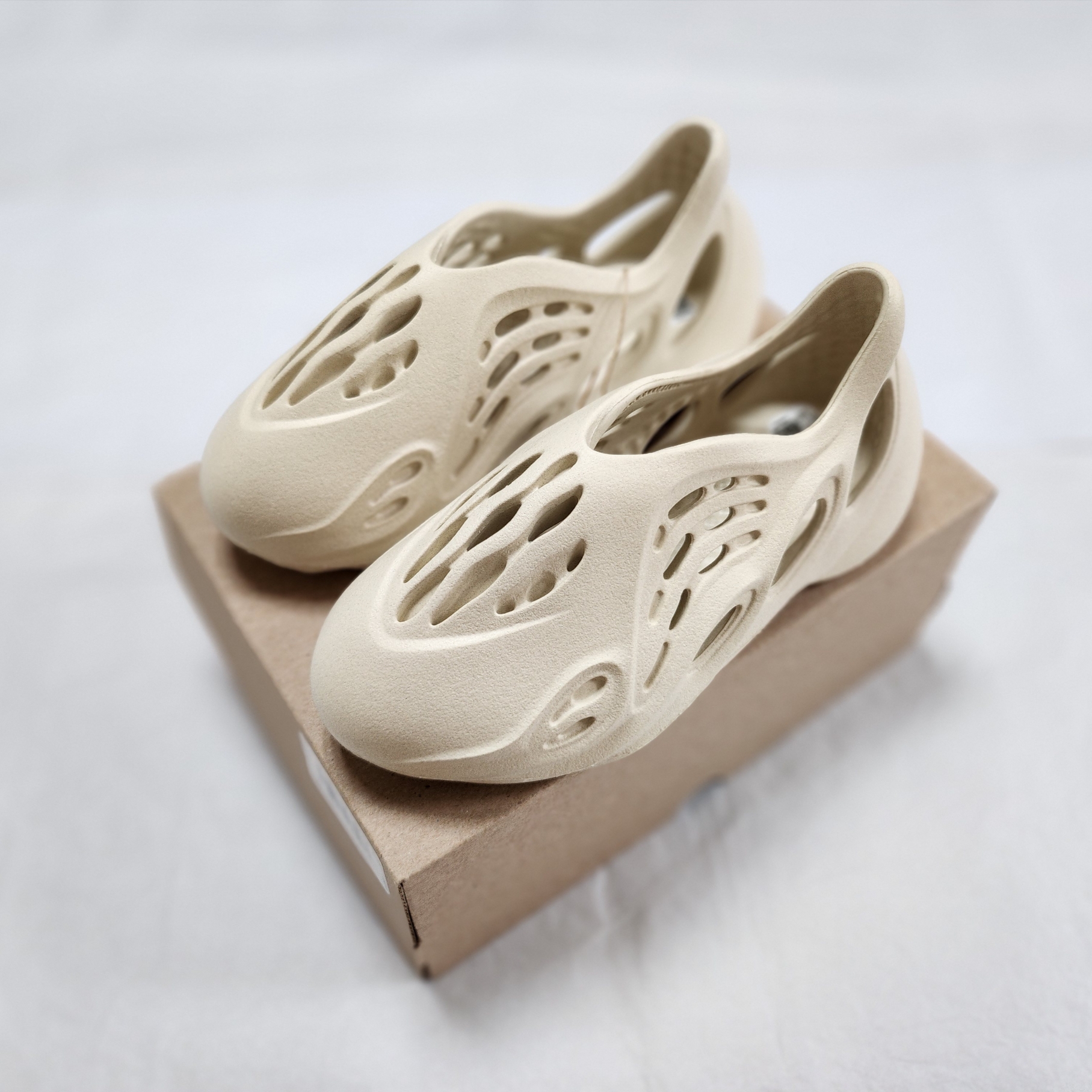(Kids) Adidas Yeezy Foam RNNR Sand, Adidas Yeezy Foam RNNR Sand 착용 스타일 - 2