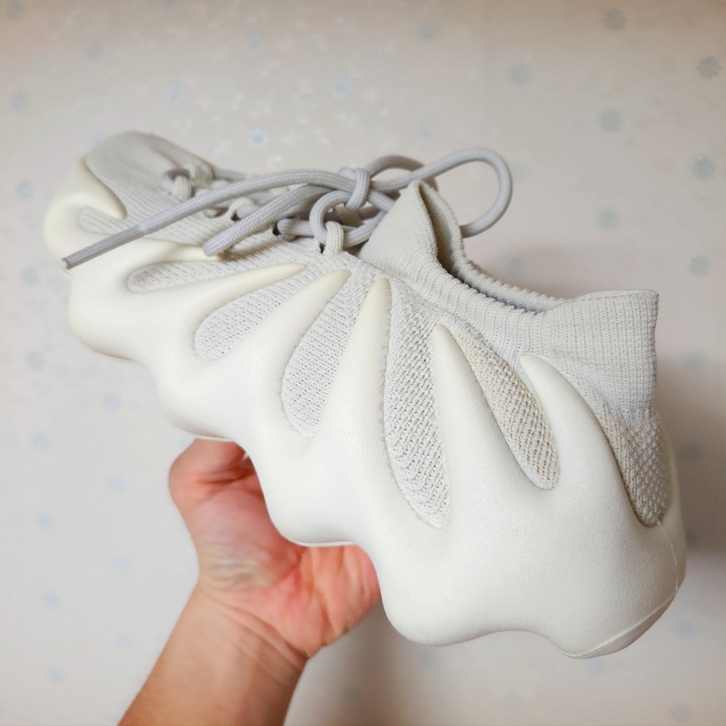 Adidas Yeezy 450 Cloud White 착용 스타일 - 3