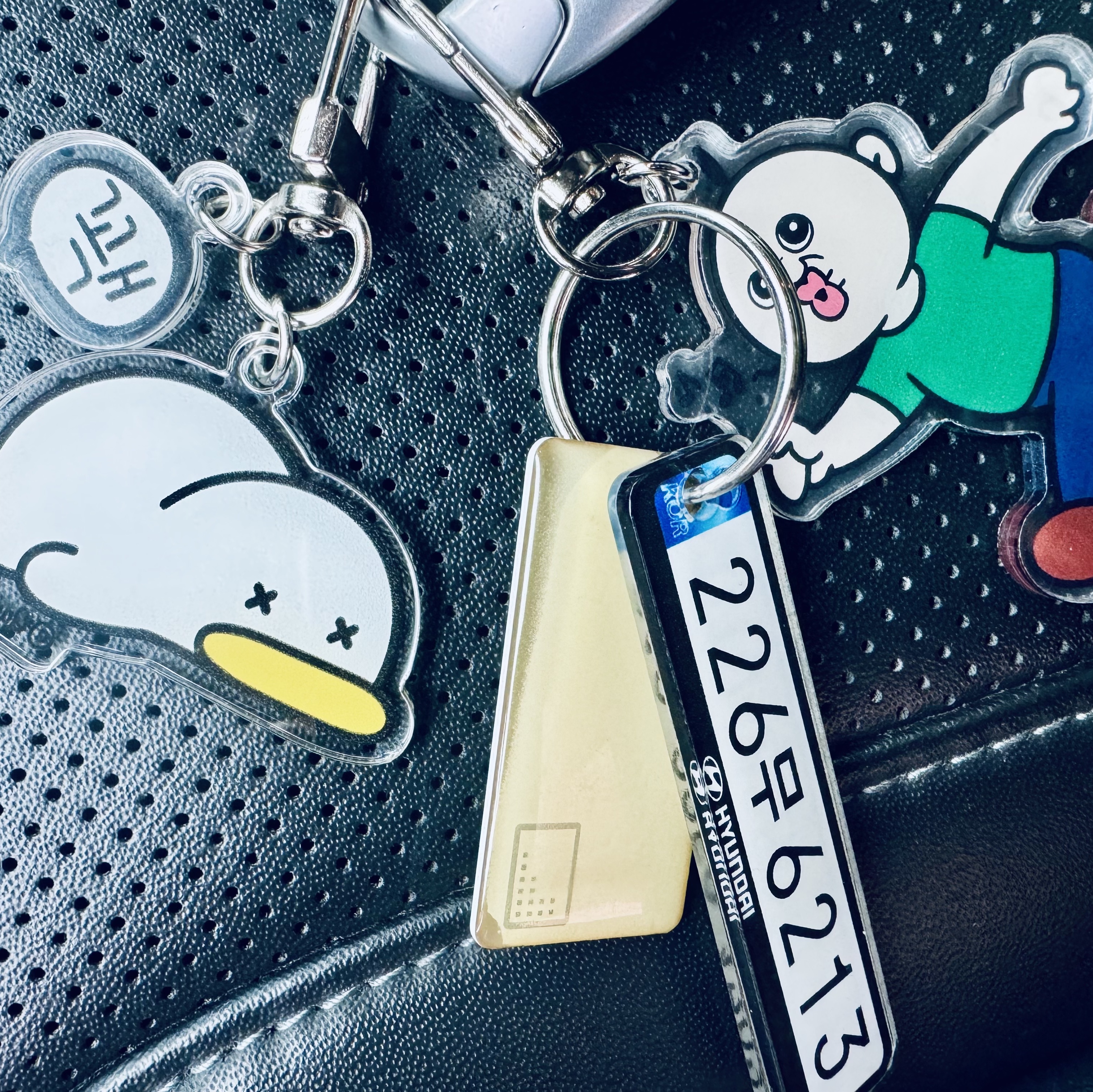 QwakCheol Random Acrylic Keyring 착용 스타일 - 2