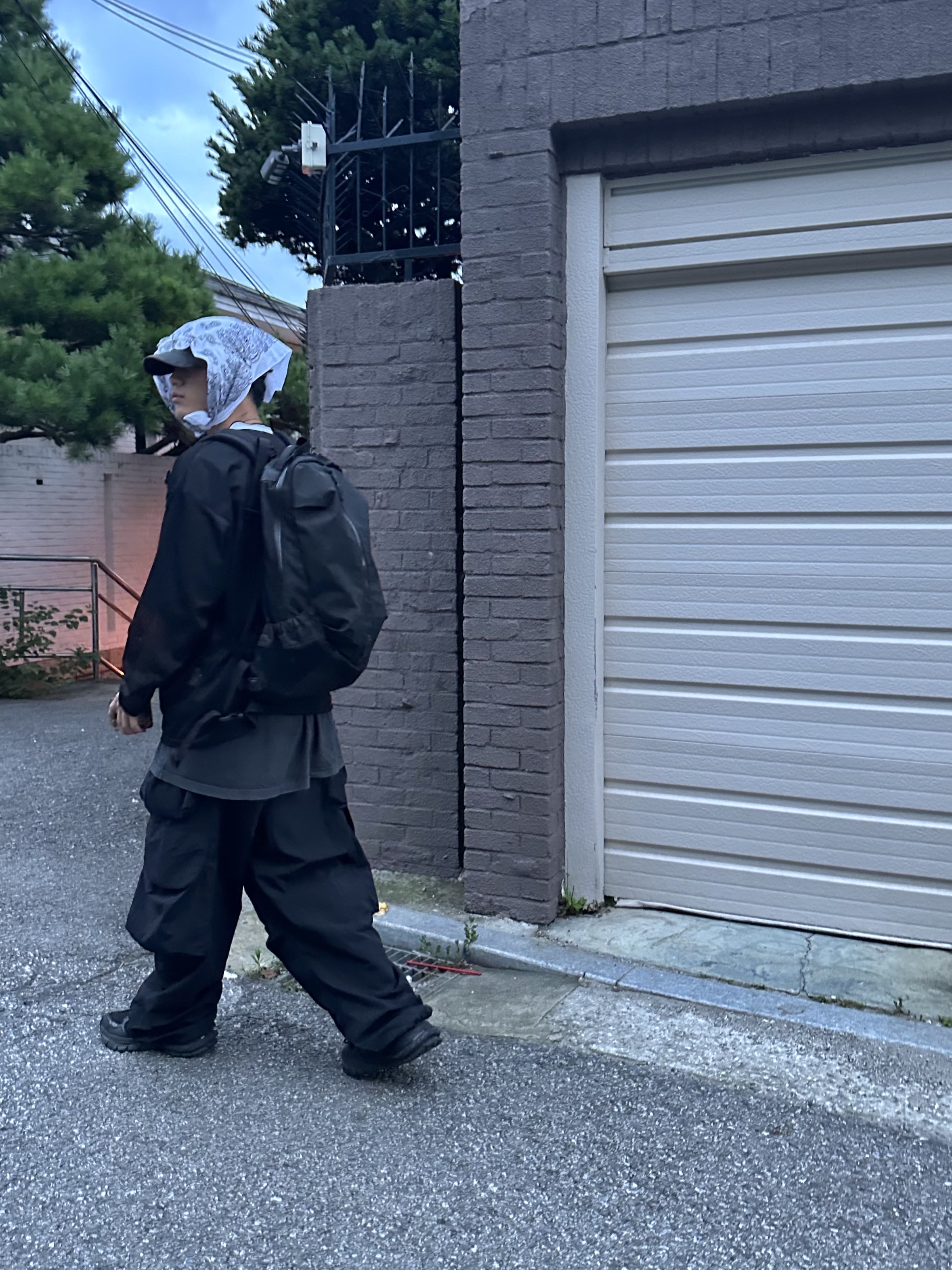 Arc'teryx Arro 16 Backpack Black 착용 스타일 - 1