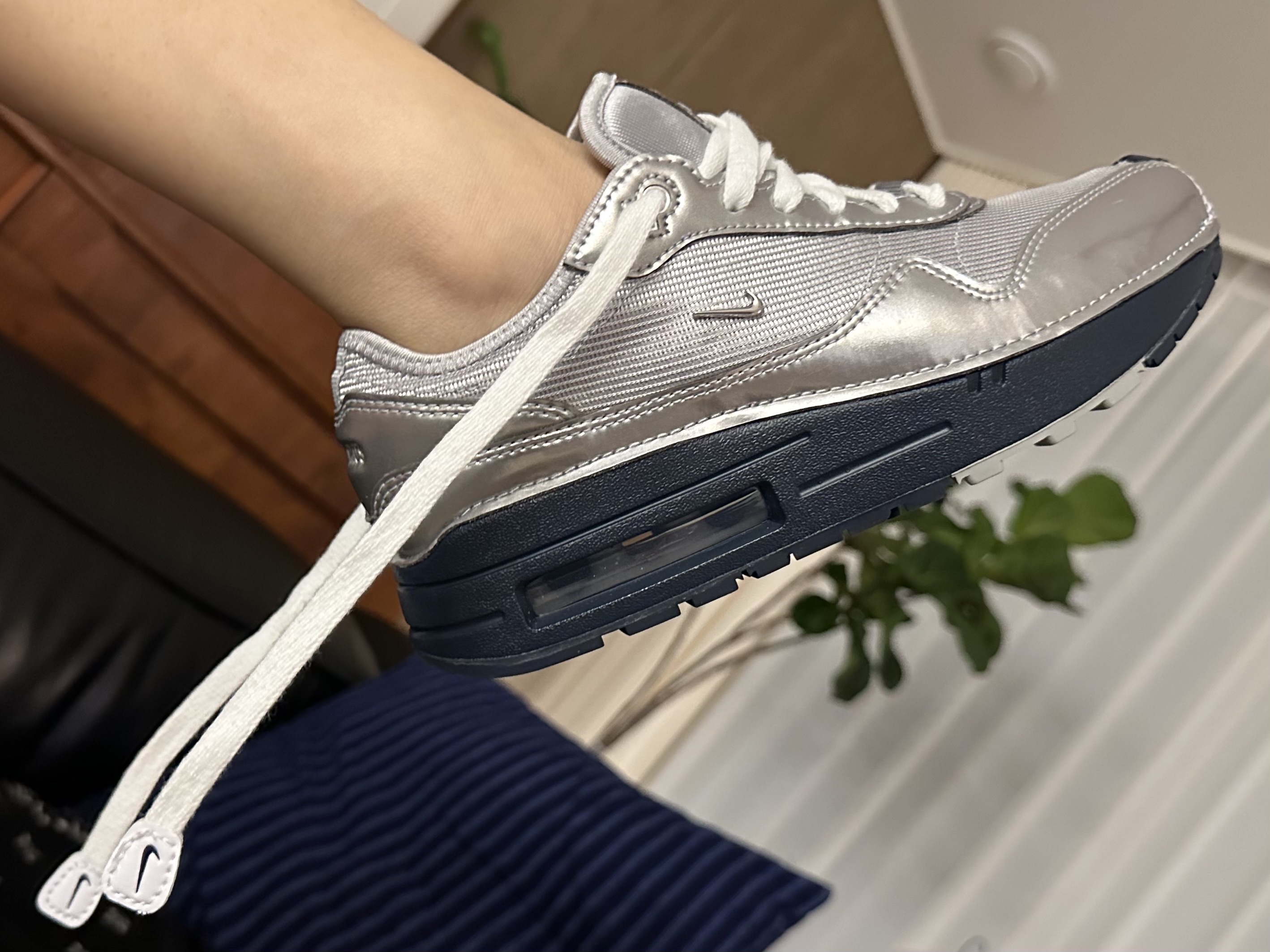 Nike x Jacquemus Air Max 1 '86 Metallic Silver Midnight Navy 착용 스타일 - 1