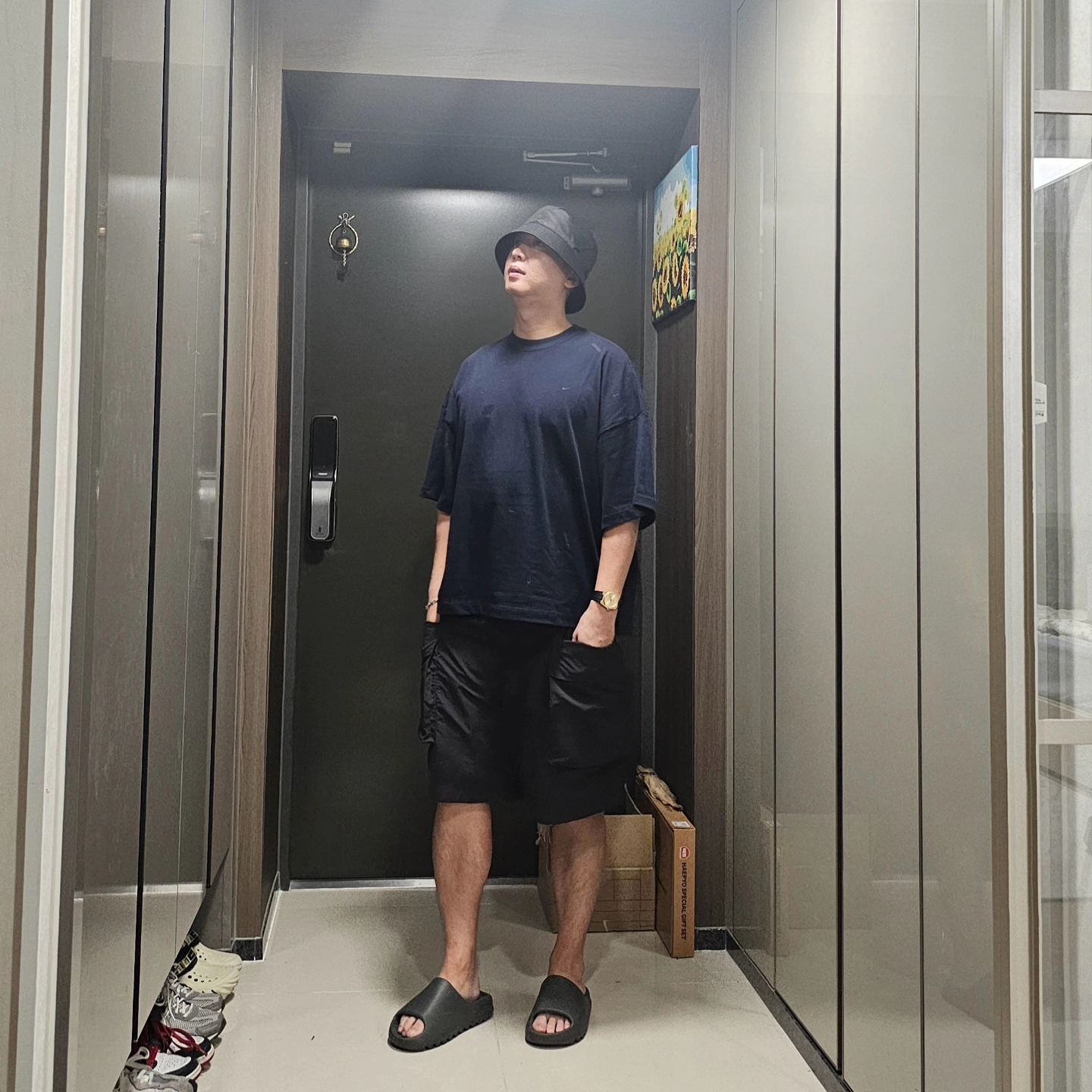Nike x Jacquemus Short Sleeve T-Shirt Dark Obsidian - Asia, Prada Re-Nylon Bucket Hat Black 착용 스타일 - 2