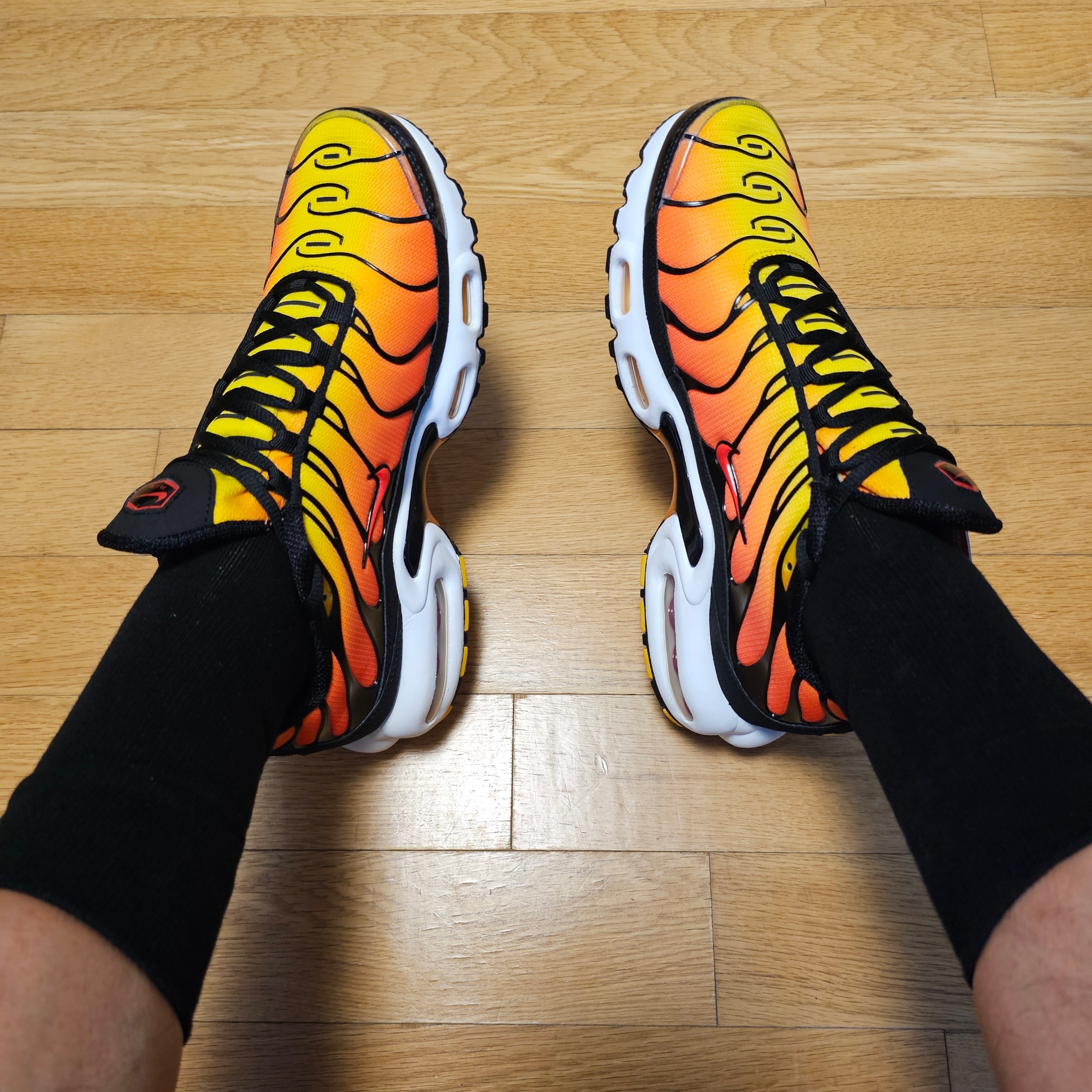 Nike Air Max Plus Bright Ceramic and Tour Yellow 착용 스타일 - 2