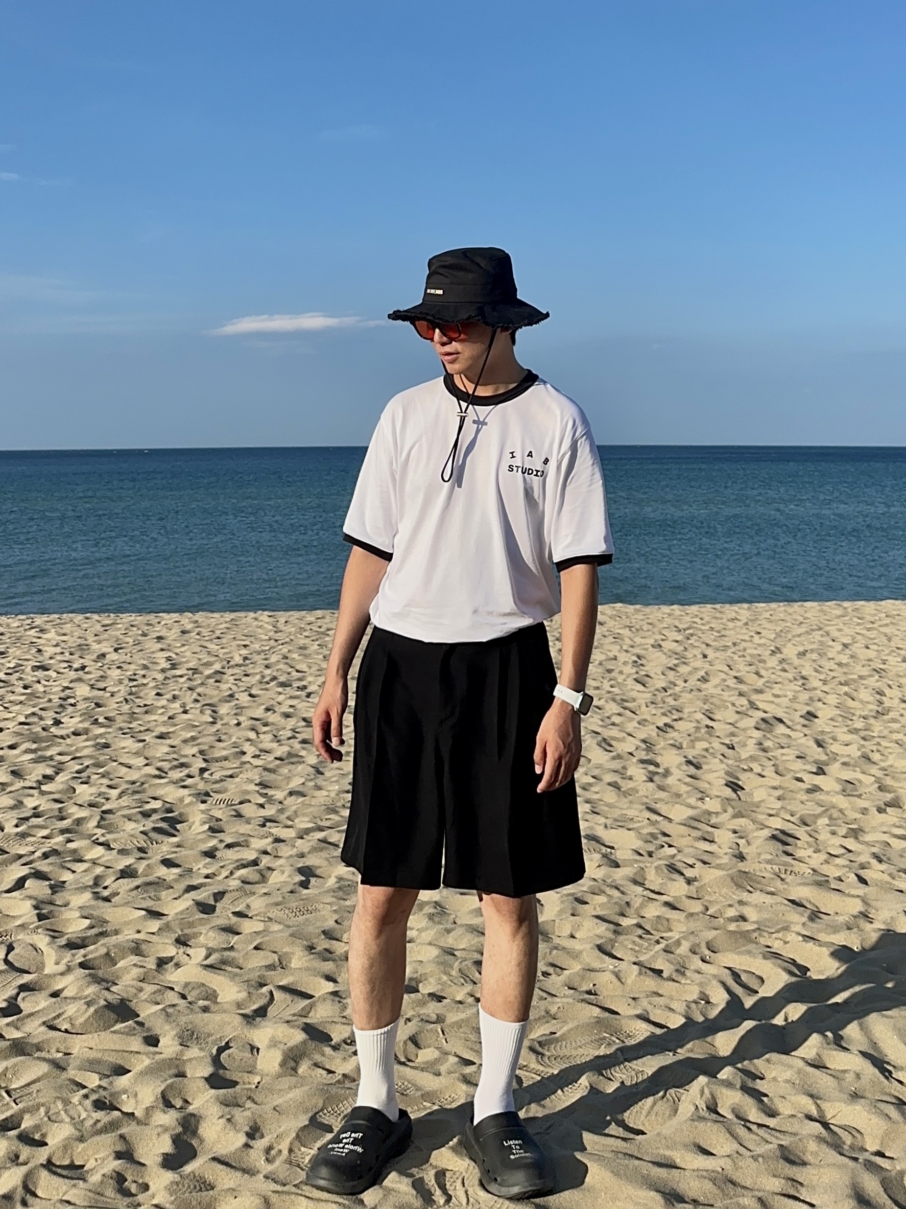 IAB Studio Established T-Shirt White Black, Jacquemus Le Bob Artichaut Bucket Hat Black 착용 스타일 - 1