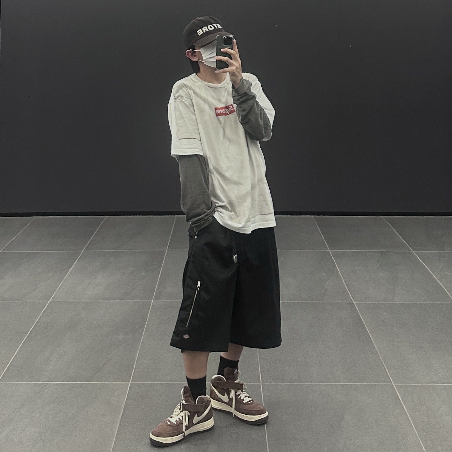 Supreme x MM6 Maison Margiela Box Logo T-Shirt White - 24SS, Nike Air Force 1 Mid '07 QS Chocolate 착용 스타일
