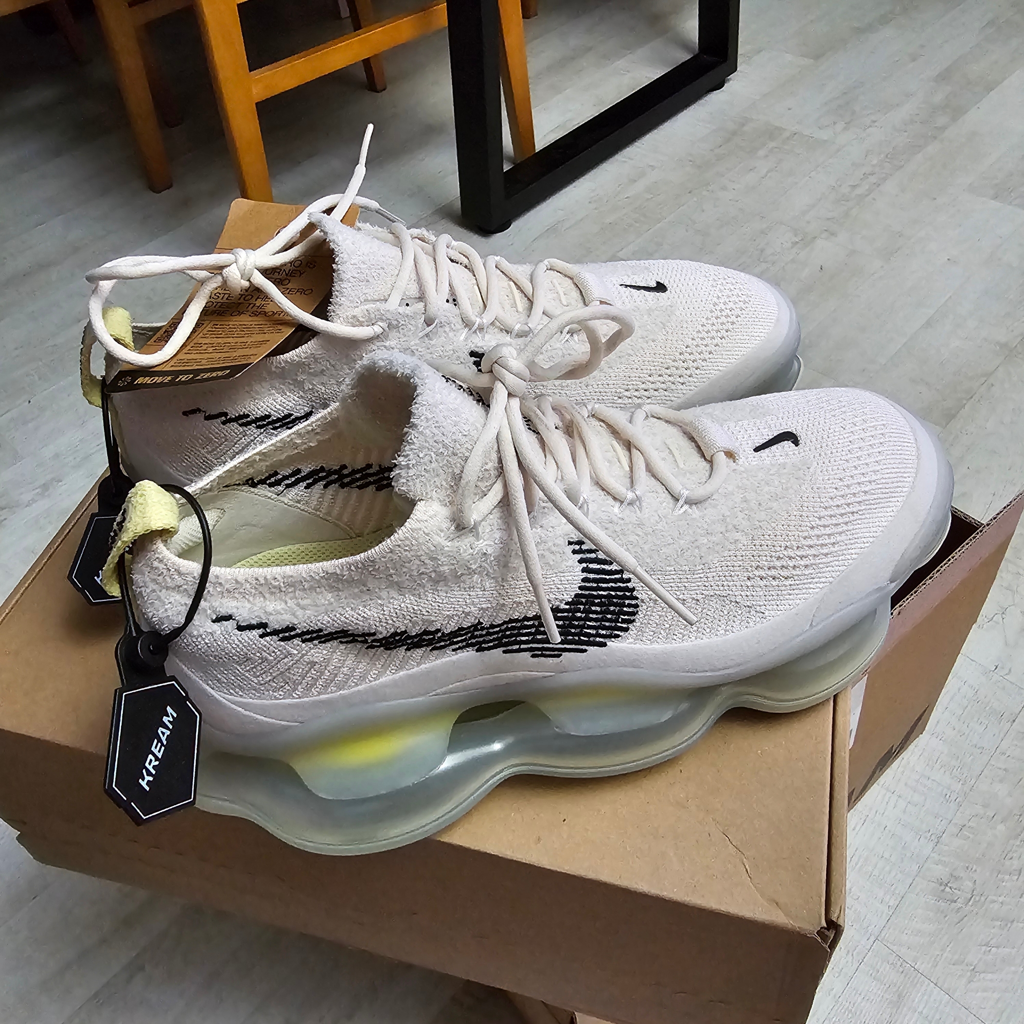 Nike Air Max Scorpion Flyknit Lemon Wash 착용 스타일 - 3