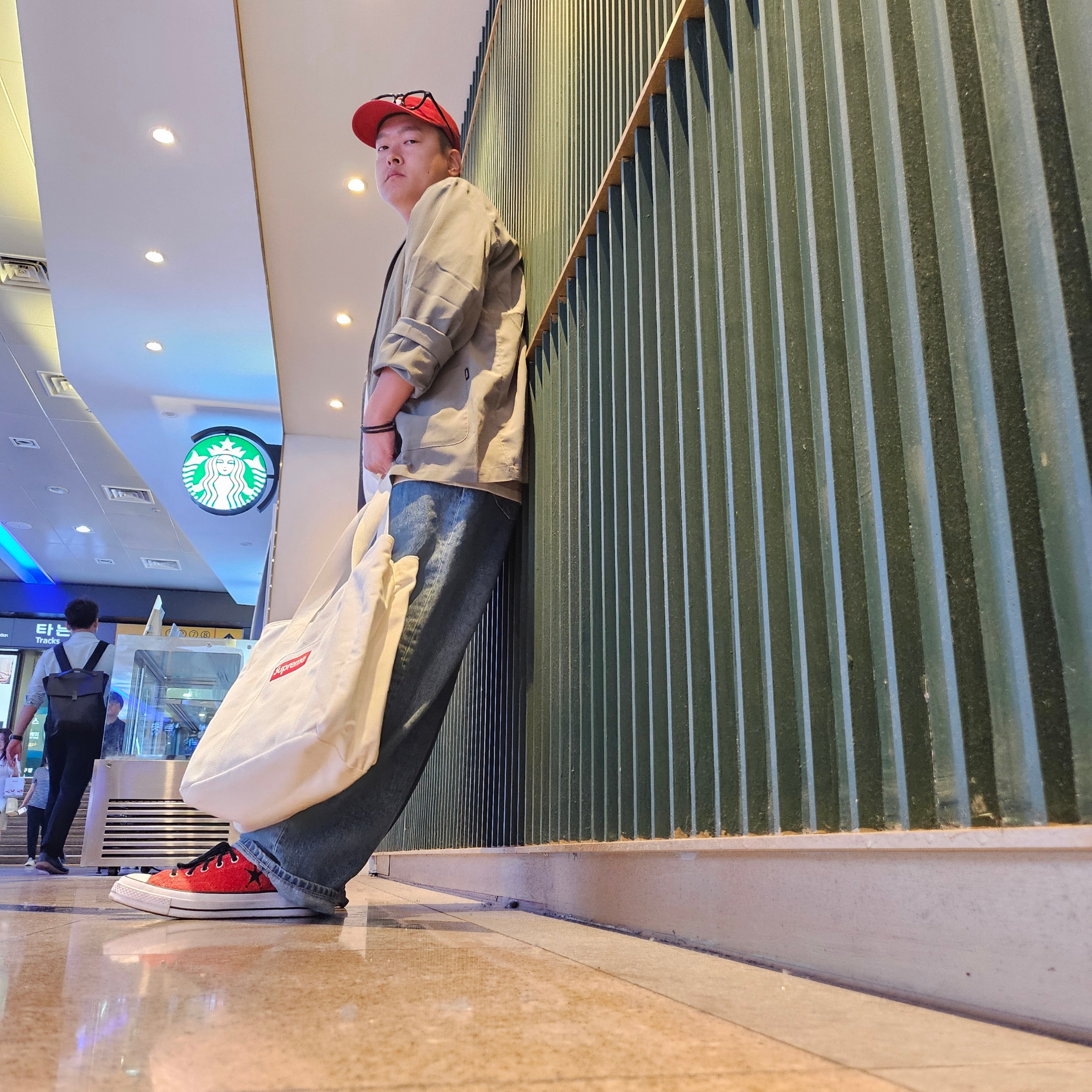 Supreme Seersucker S Logo 6-Panel Red - 24SS, Converse x Stussy Chuck 70 Ox Poppy Red 착용 스타일 - 1