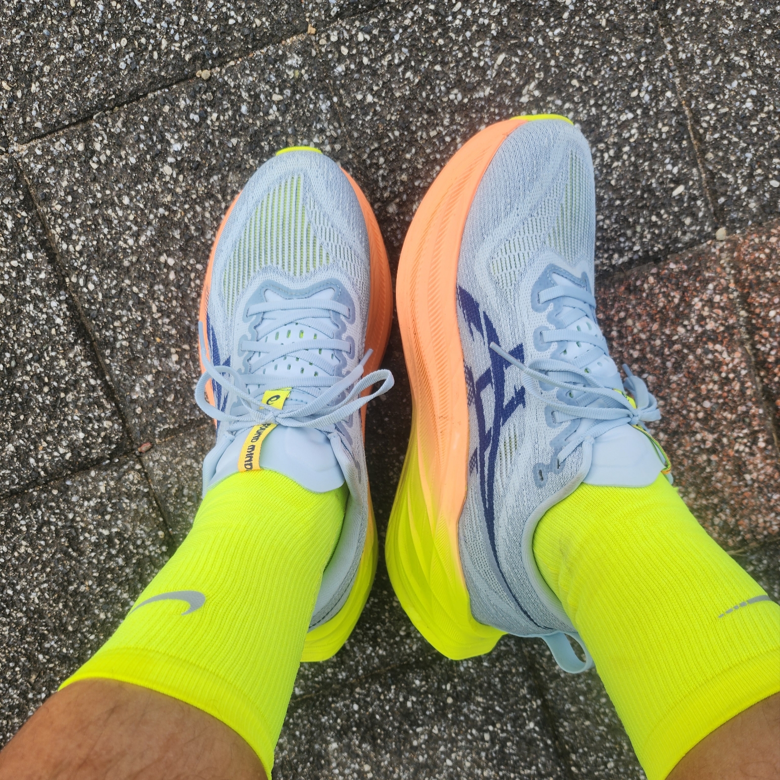 Asics Superblast 2 Paris Cool Grey Safety Yellow 착용 스타일