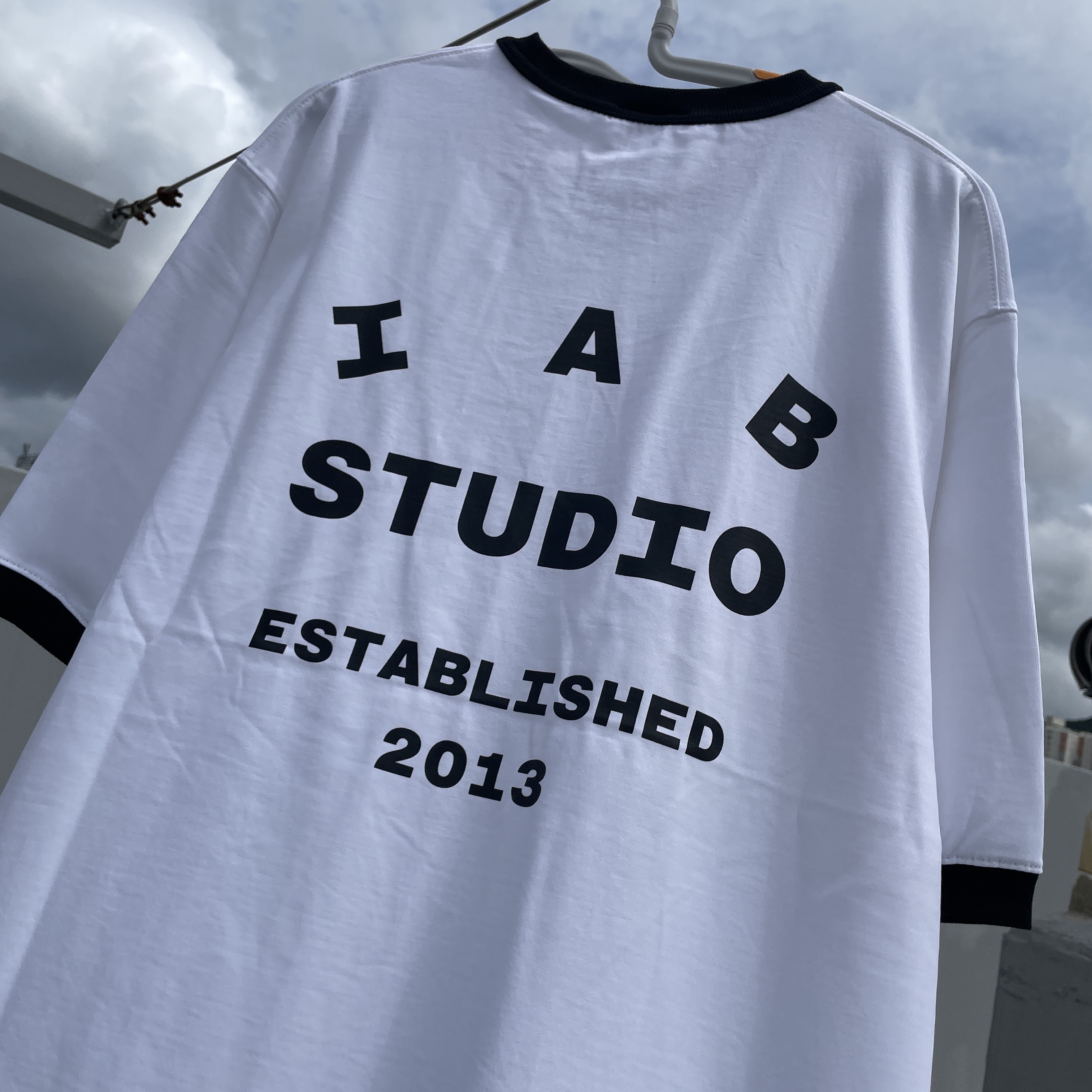 IAB Studio Established T-Shirt White Black 착용 스타일 - 2